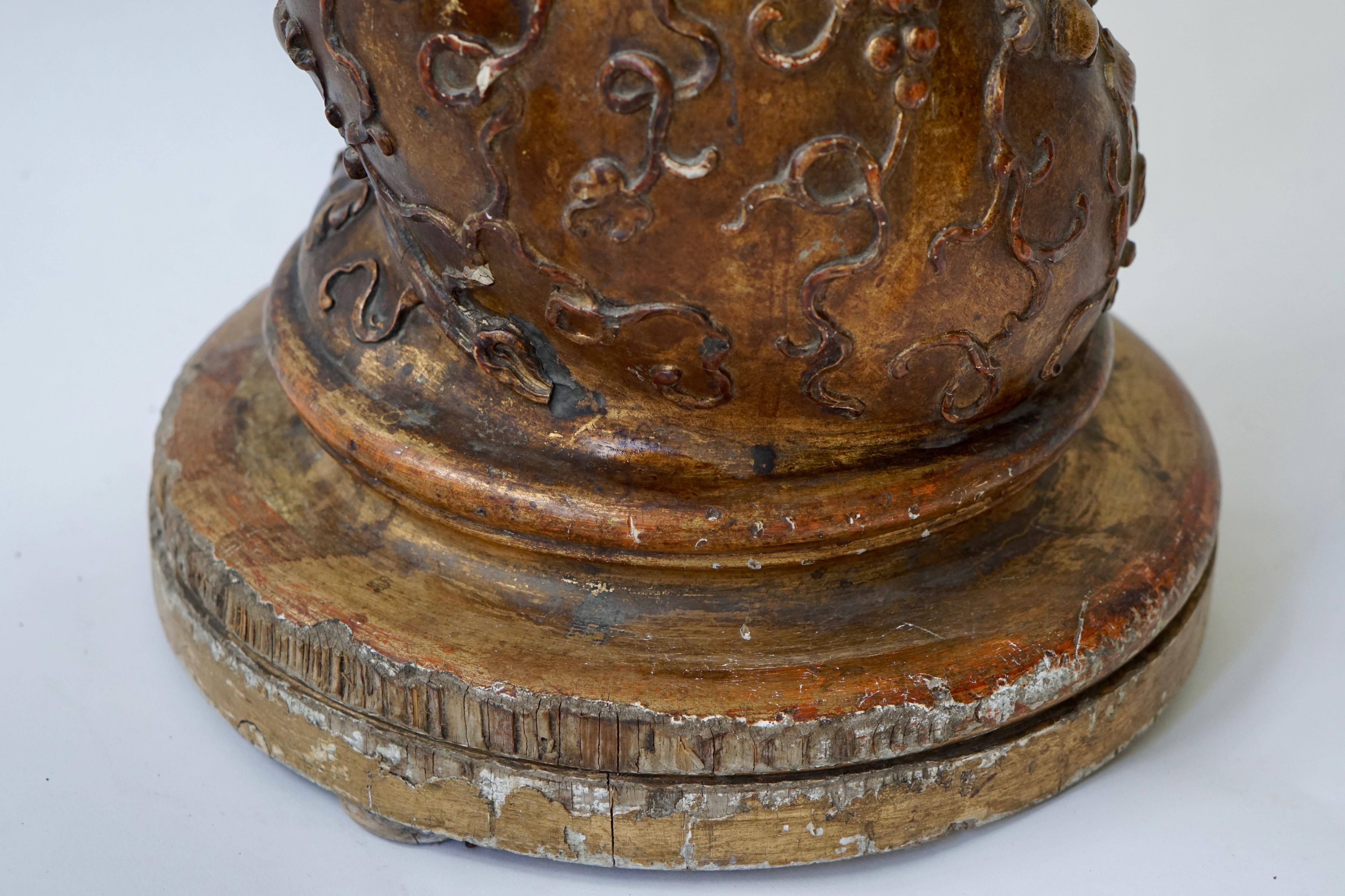 Pédestal à colonne en bois doré tourné en spirale Bon état - En vente à Antwerp, BE