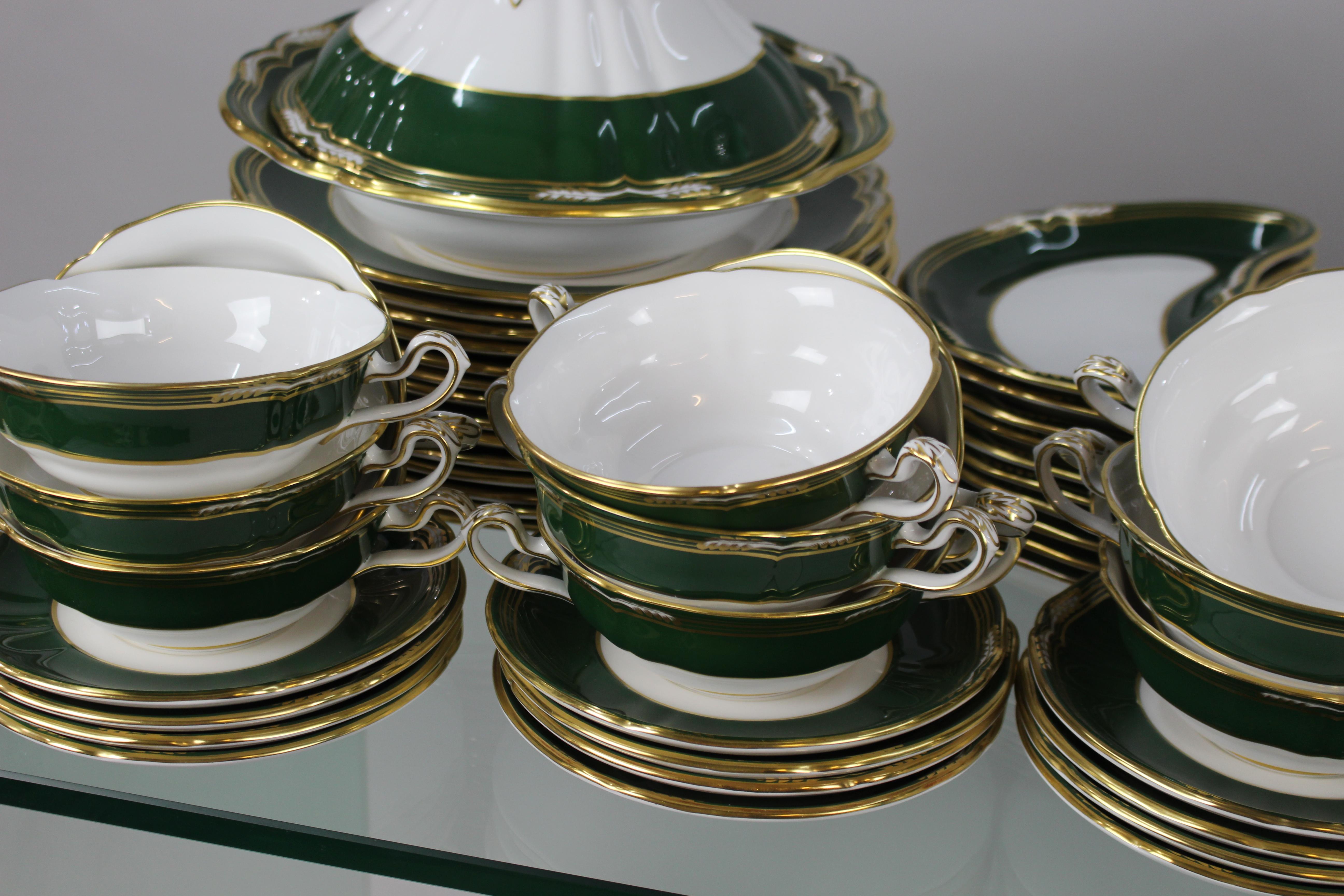 20th Century Fine Spode Harrogate Bone China Dinner Service For Sale