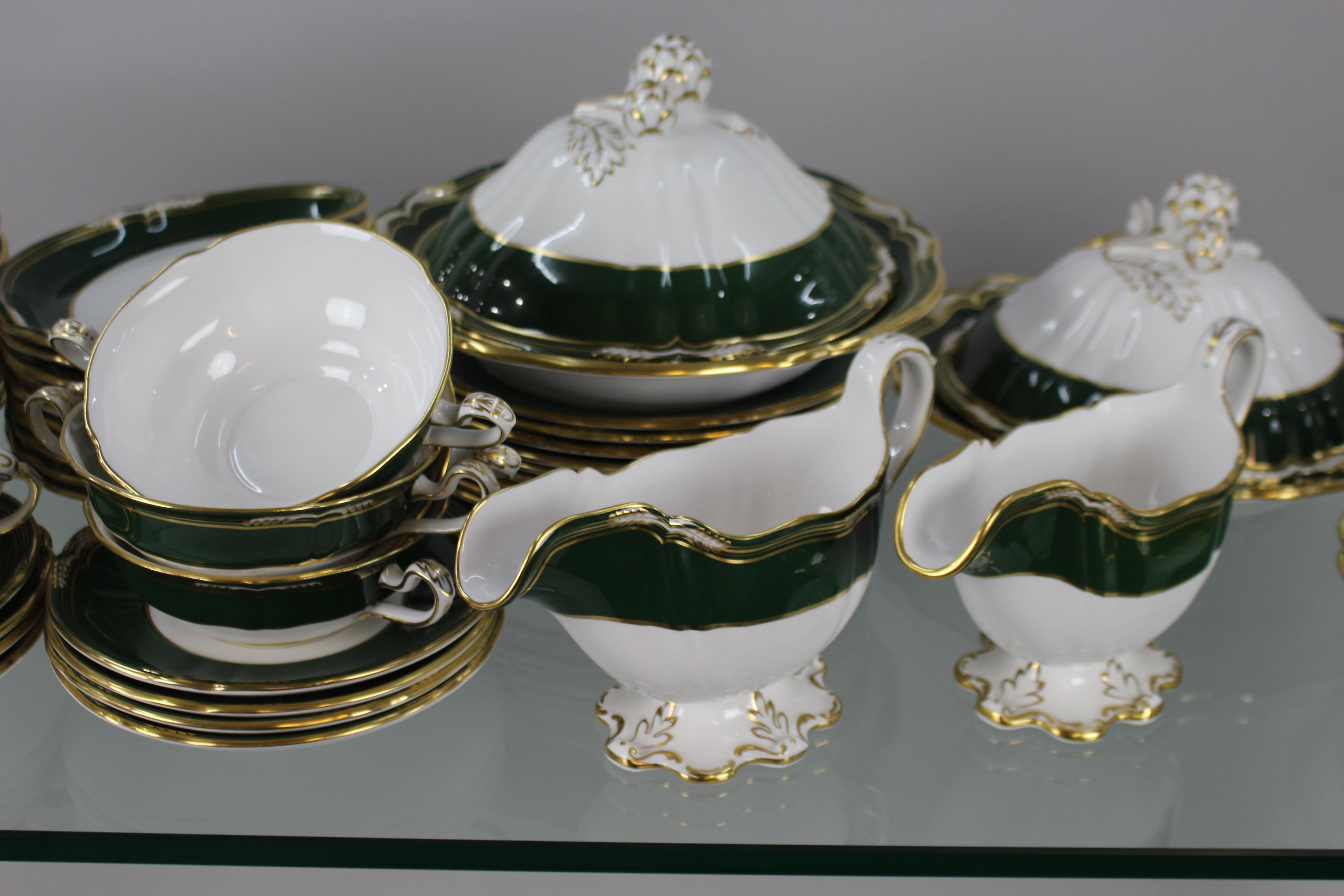 Porcelain Fine Spode Harrogate Bone China Dinner Service For Sale