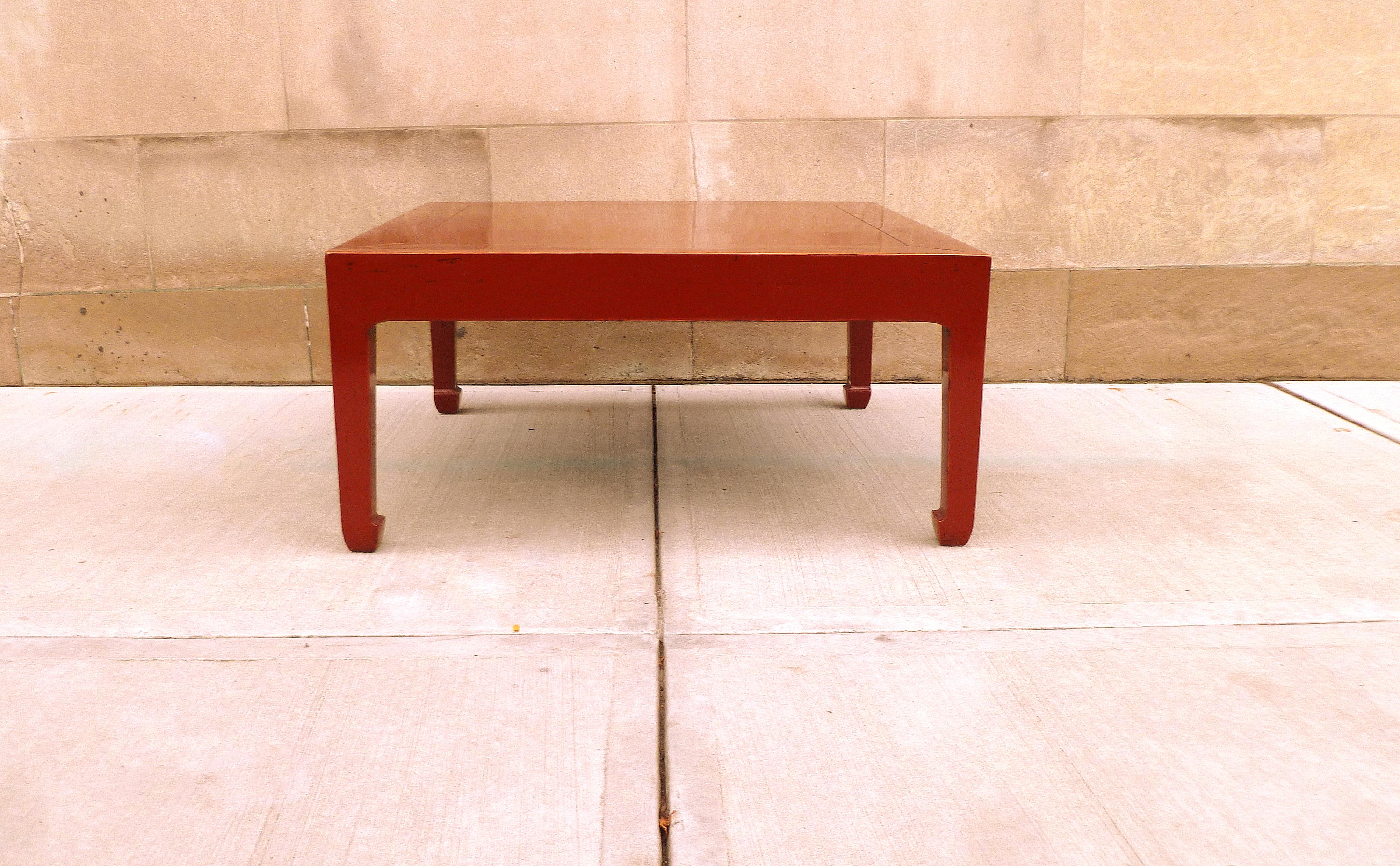 Ein einfacher und eleganter quadratischer Tisch aus rotem Lack. Schöne Form, Linien und Farben. Wir führen Möbel von feiner Qualität mit elegantem Finish, die bereits mehrfach in den Magazinen 