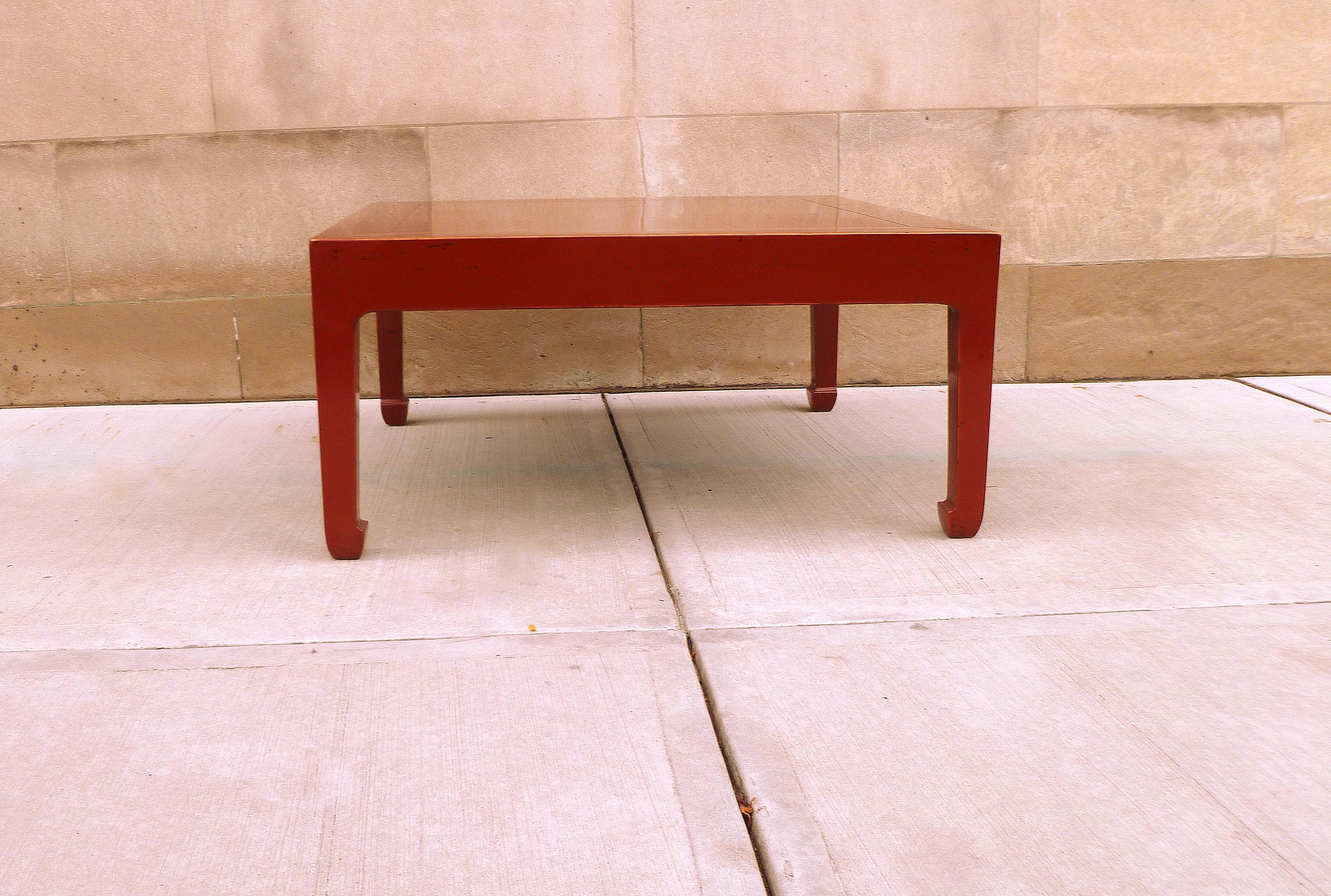 Feiner quadratischer Rotlack-Tisch (20. Jahrhundert) im Angebot