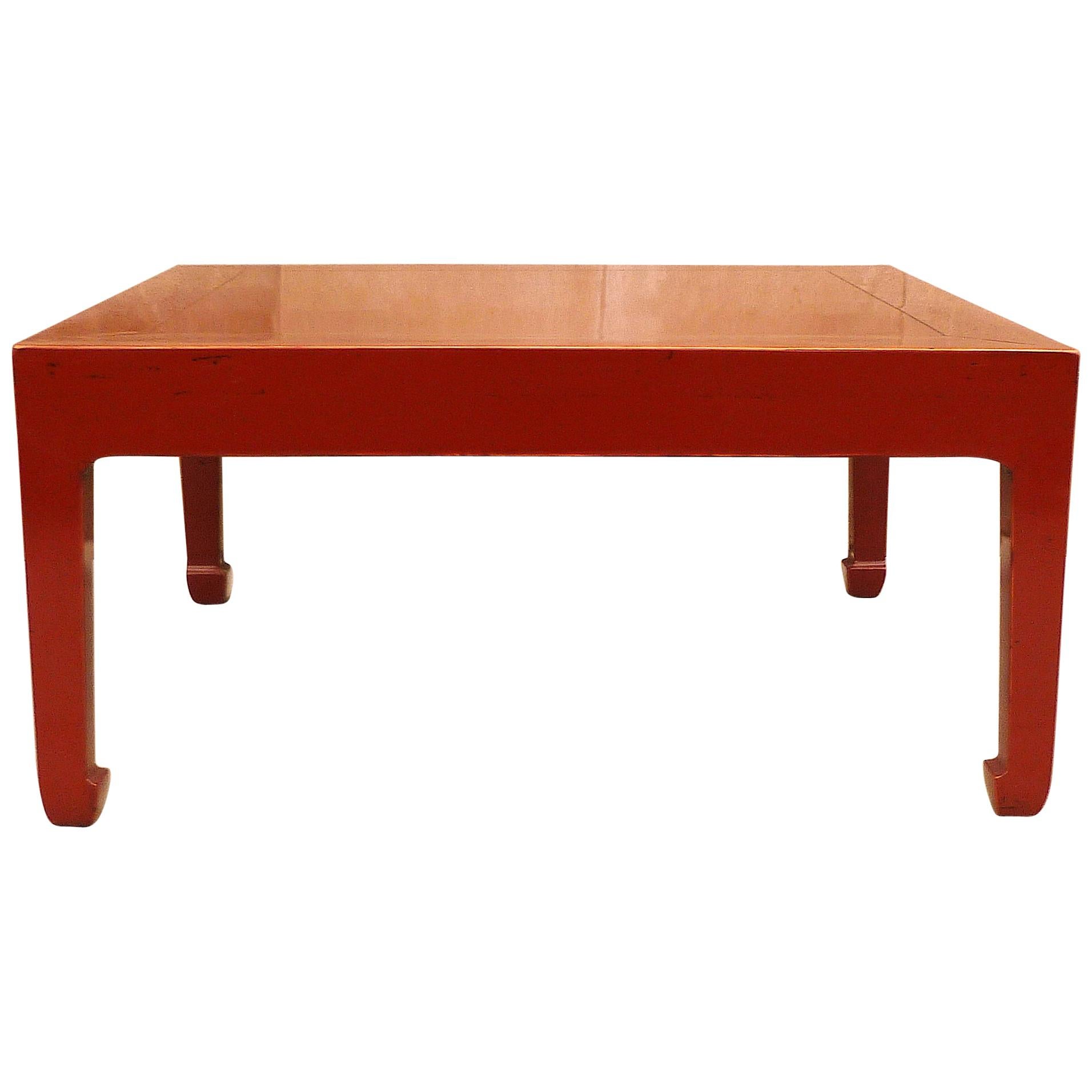 Fine table basse carrée en laque rouge