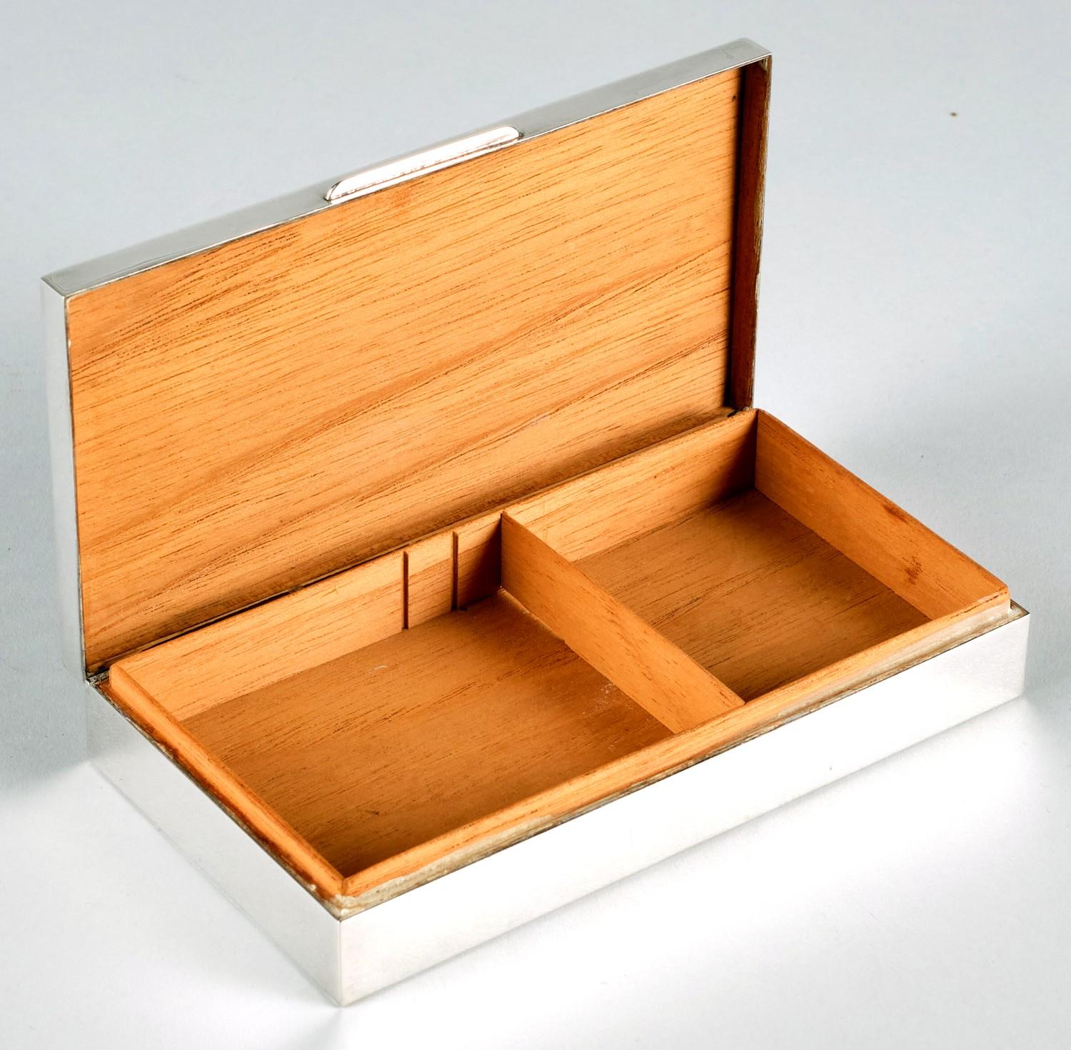 A Fine Sterling Silver Table-Top Cigarette / Cigar Box by Birks, Dated 1963 In Good Condition In Ottawa, Ontario