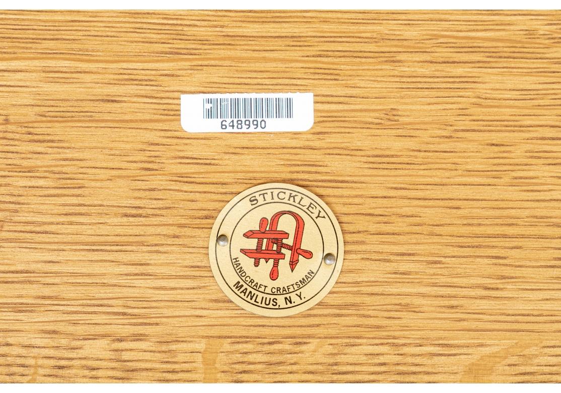 Feiner Stickley Eiche Large Scale gestufter niedriger Tisch  im Angebot 3