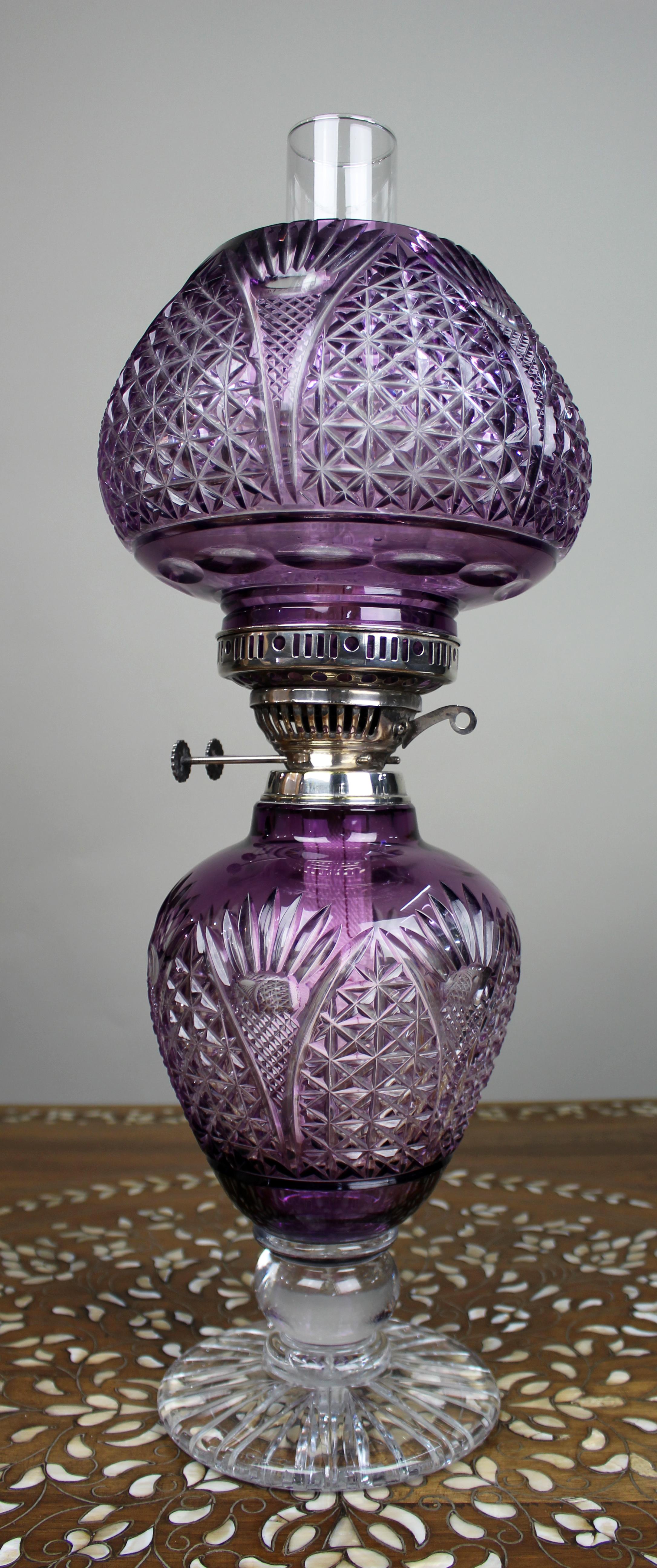 Lampe à l'huile Stourbridge incrustée d'améthystes et de cristal taillé

Une lampe à huile en cristal rare et distinguée, en édition limitée, conçue et taillée à la main par le célèbre artiste verrier de Stourbridge, R. Everton. Signée et datée de