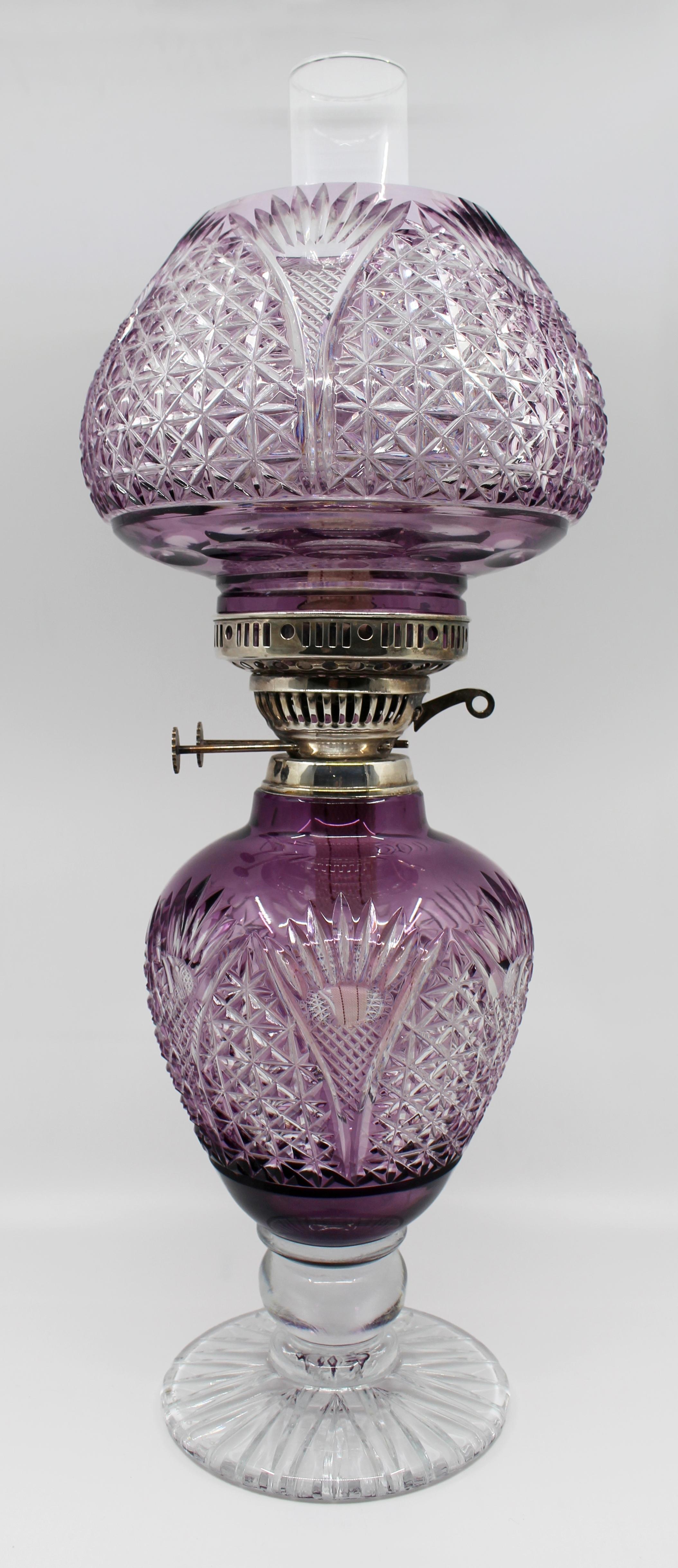 Lampe à huile en cristal taillé avec incrustation d'améthyste de Stourbridge - Signée R. Everton, 2002 (No.1)
Une lampe à huile en cristal rare et distinguée, en édition limitée, conçue et taillée à la main par le célèbre artiste verrier de