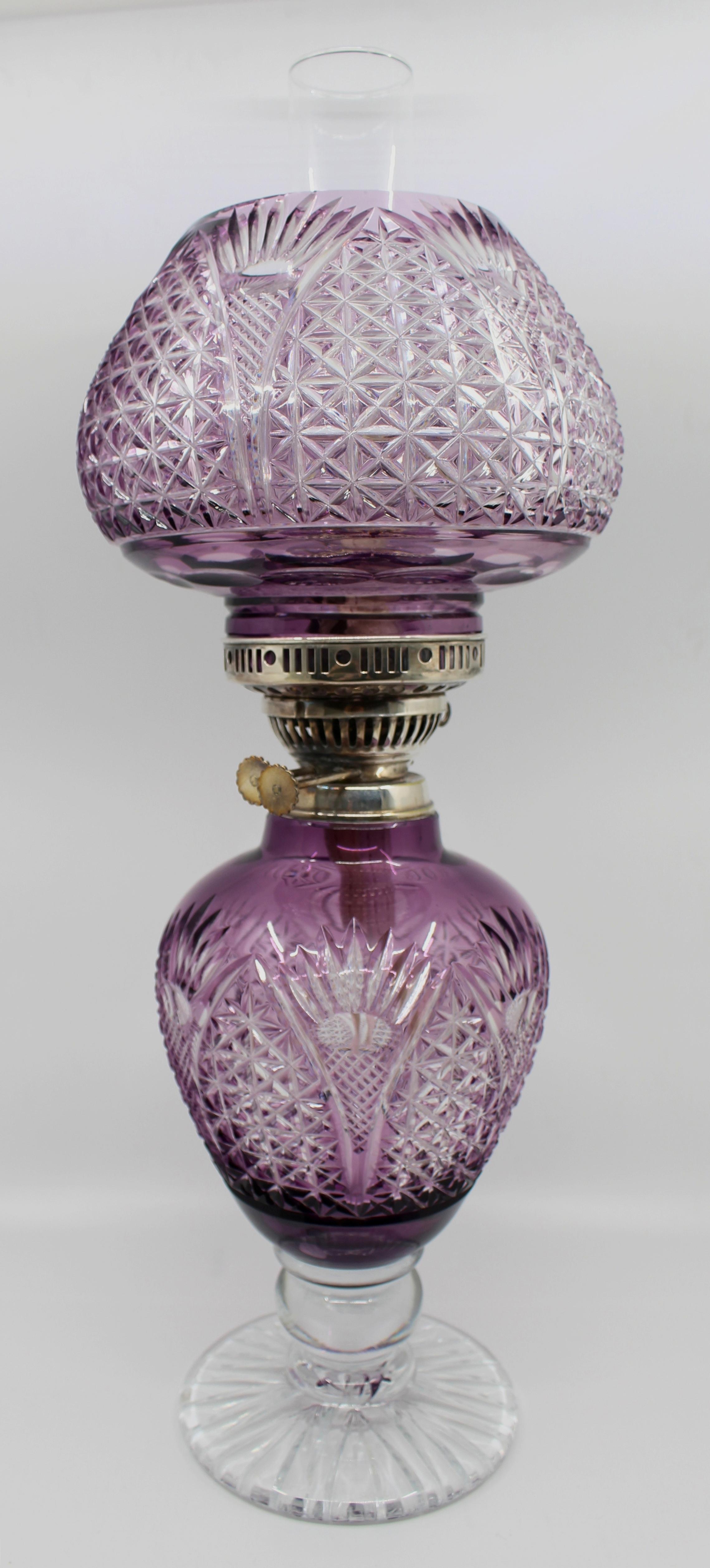 Britannique Lampe à l'huile Stourbridge incrustée d'améthystes et de cristal taillé en vente
