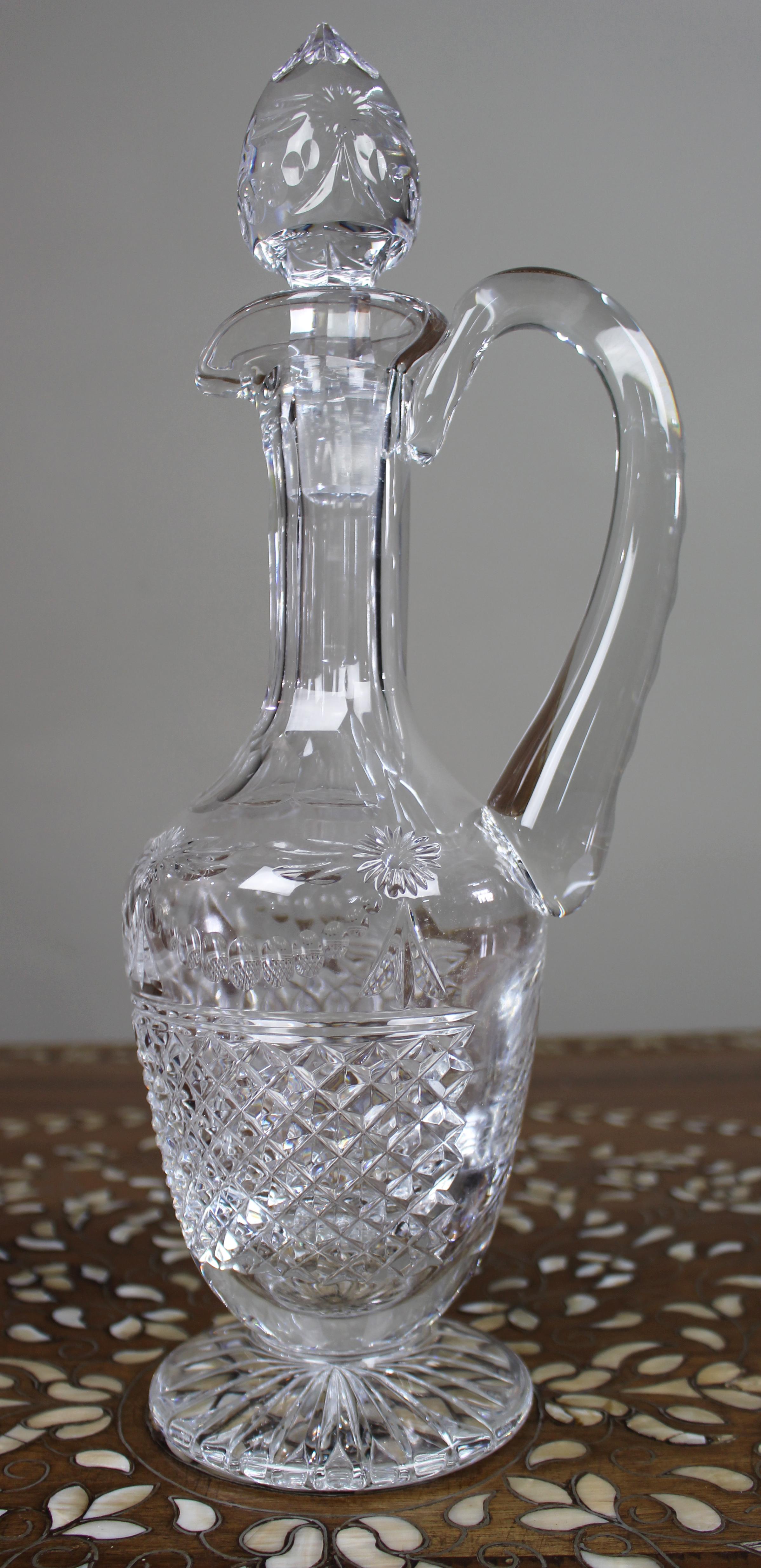 Stuart Beaconsfield Hand-Cut Crystal Claret Krug, England, Ende des 20.

Ein fein gearbeiteter Kristallweinkrug von Stuart, hergestellt in der renommierten Glasmacherregion Stourbridge, England. Dieses Stück mit dem seltenen und eleganten