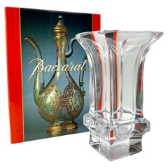 Beau vase en cristal de Baccarat de forme Campana de style néoclassique