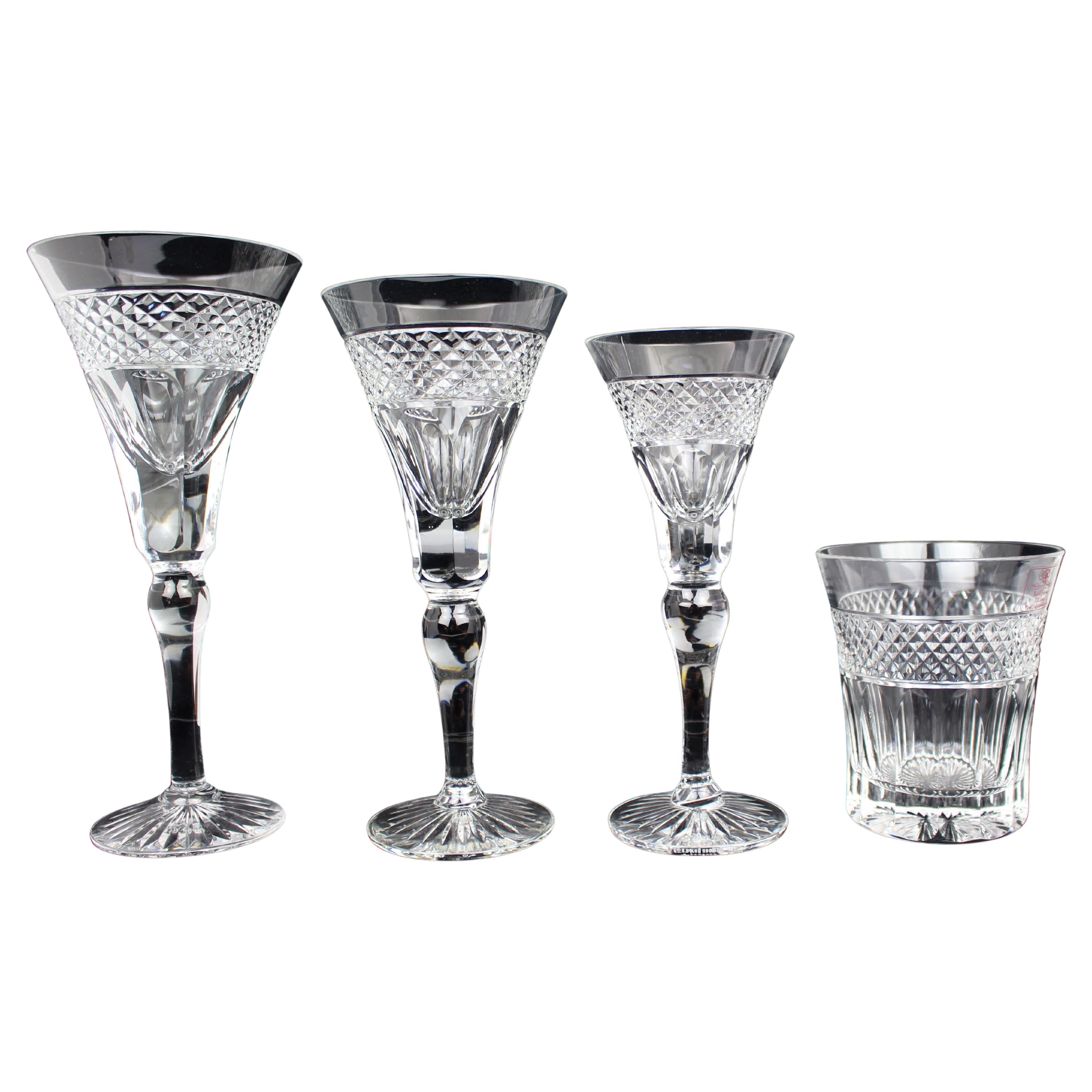 Belle série de 48 verres en cristal de Tudor à motif "Castille".