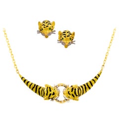 Fino Conjunto de Collar y Pendientes Escultóricos "Tigre" de Oro Esmaltado de 18k