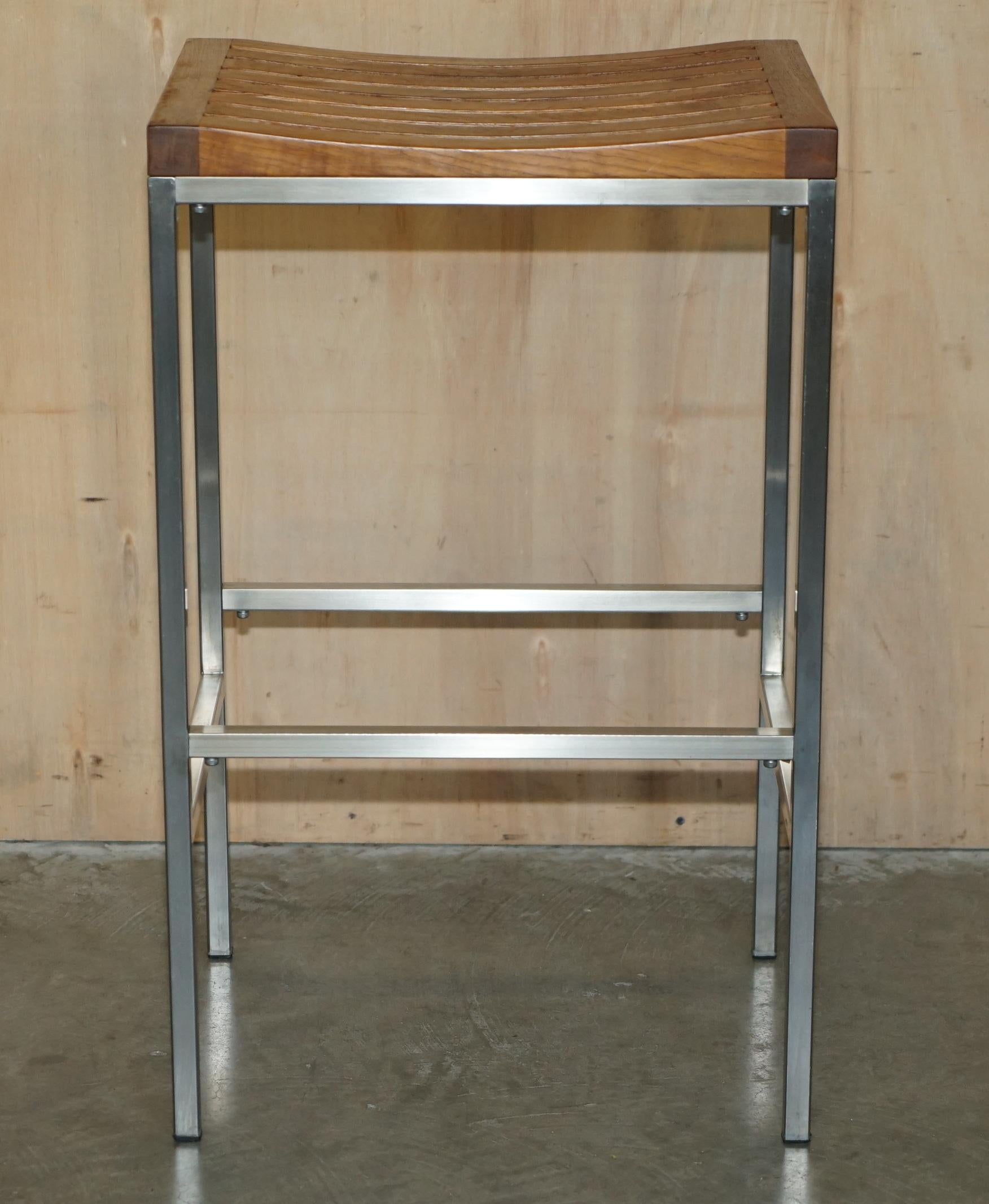 FINE SUiTE OF FOUR INDIAN OCEAN METAL AND SLATTED WOOD BAR OR KITCHEN STOOLS For Sale 4