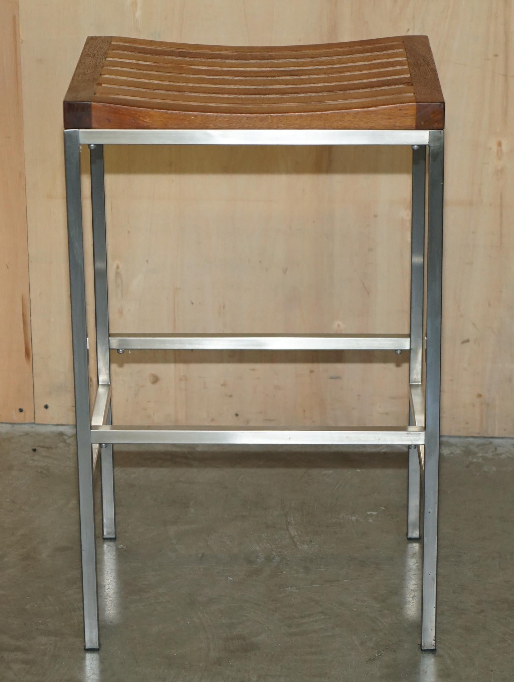 FINE SUiTE OF FOUR INDIAN OCEAN METAL AND SLATTED WOOD BAR OR KITCHEN STOOLS For Sale 7