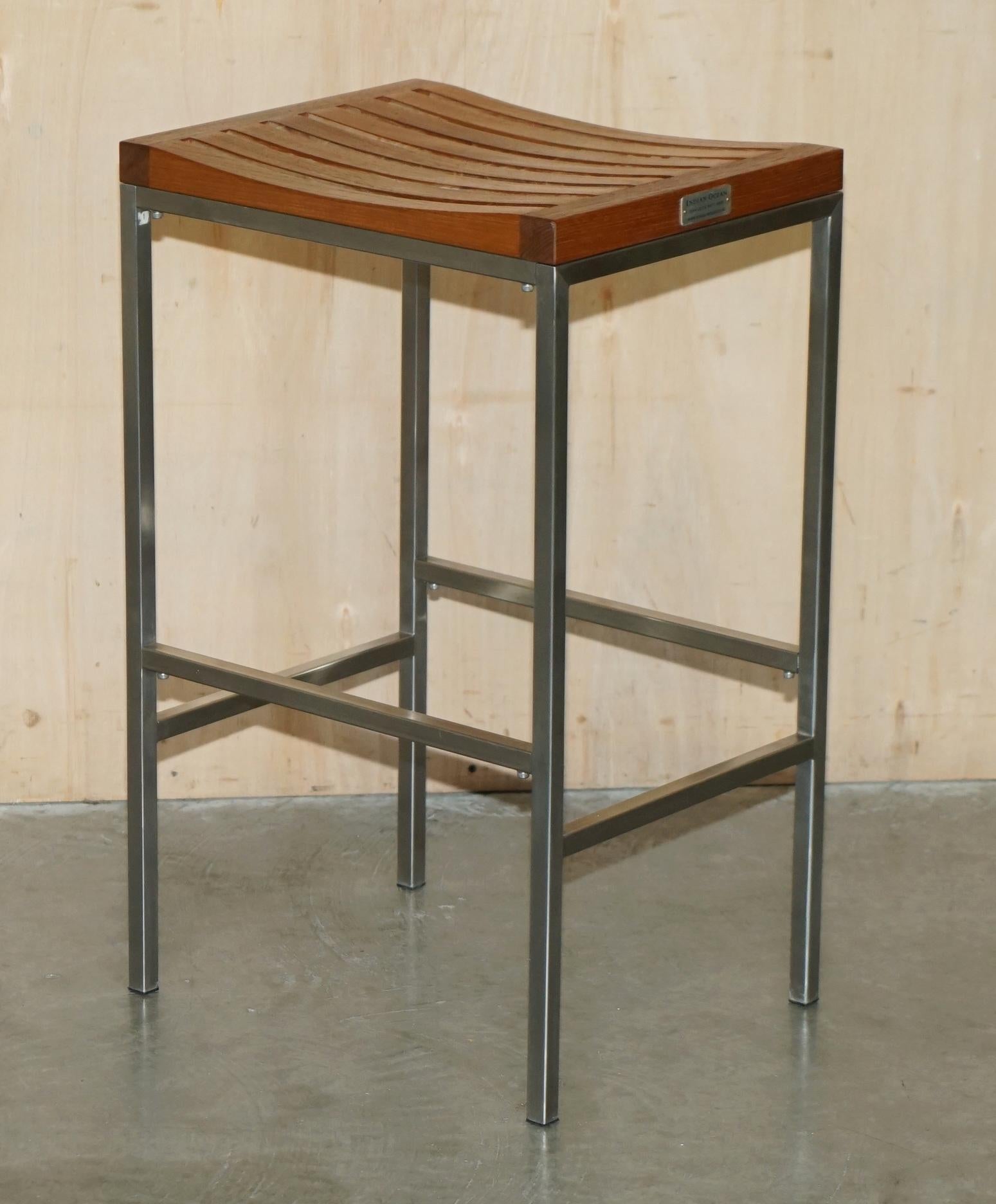FINE SUiTE OF FOUR INDIAN OCEAN METAL AND SLATTED WOOD BAR OR KITCHEN STOOLS For Sale 9