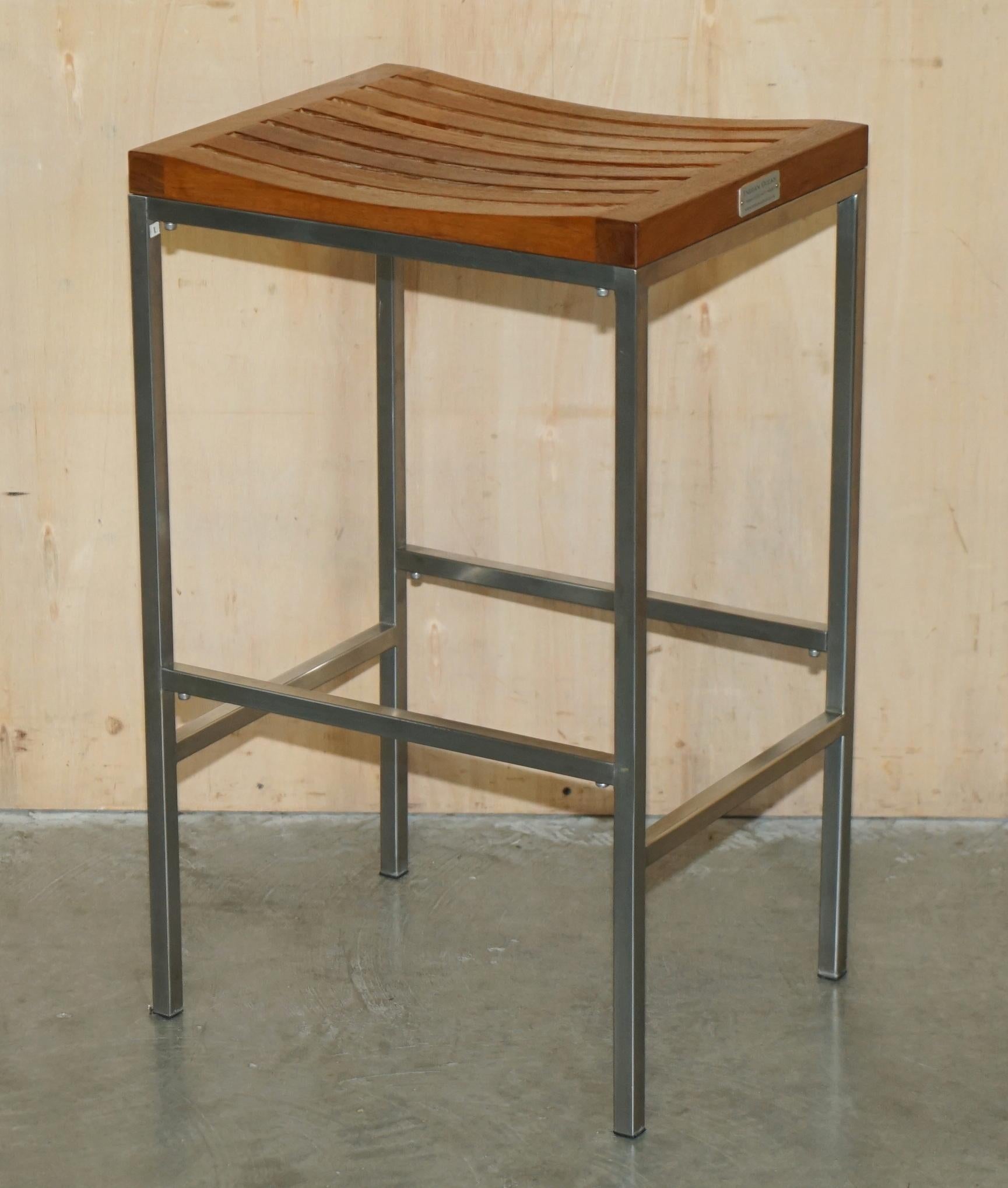 FINE SUiTE OF FOUR INDIAN OCEAN METAL AND SLATTED WOOD BAR OR KITCHEN STOOLS For Sale 11