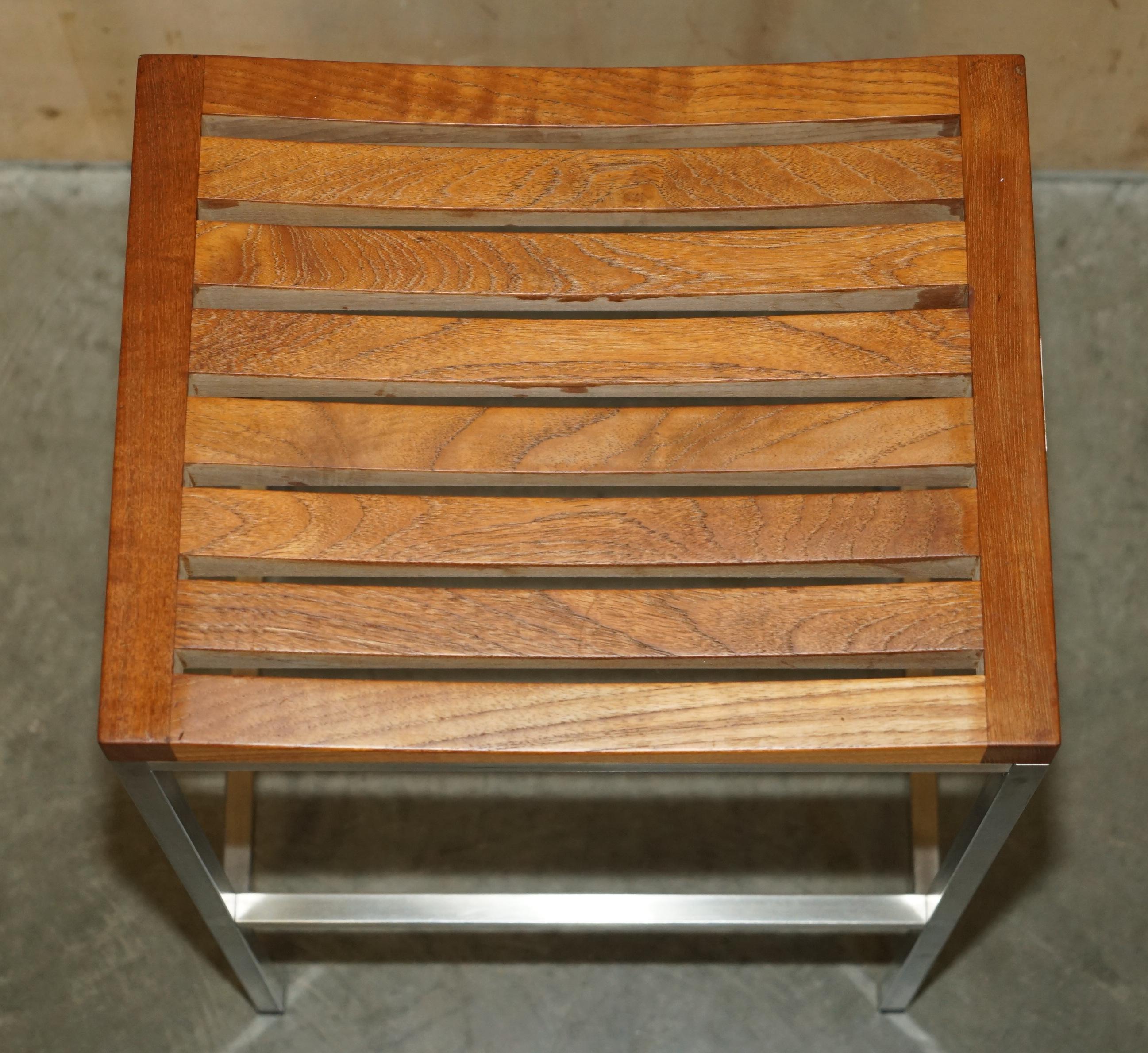 Hand-Crafted FINE SUiTE OF FOUR INDIAN OCEAN METAL AND SLATTED WOOD BAR OR KITCHEN STOOLS For Sale