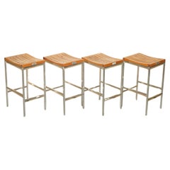 FINE SUiTE VON VIER INDIAN OCEAN METAL UND SLATTED WOOD BAR OR KITCHEN STOOLS