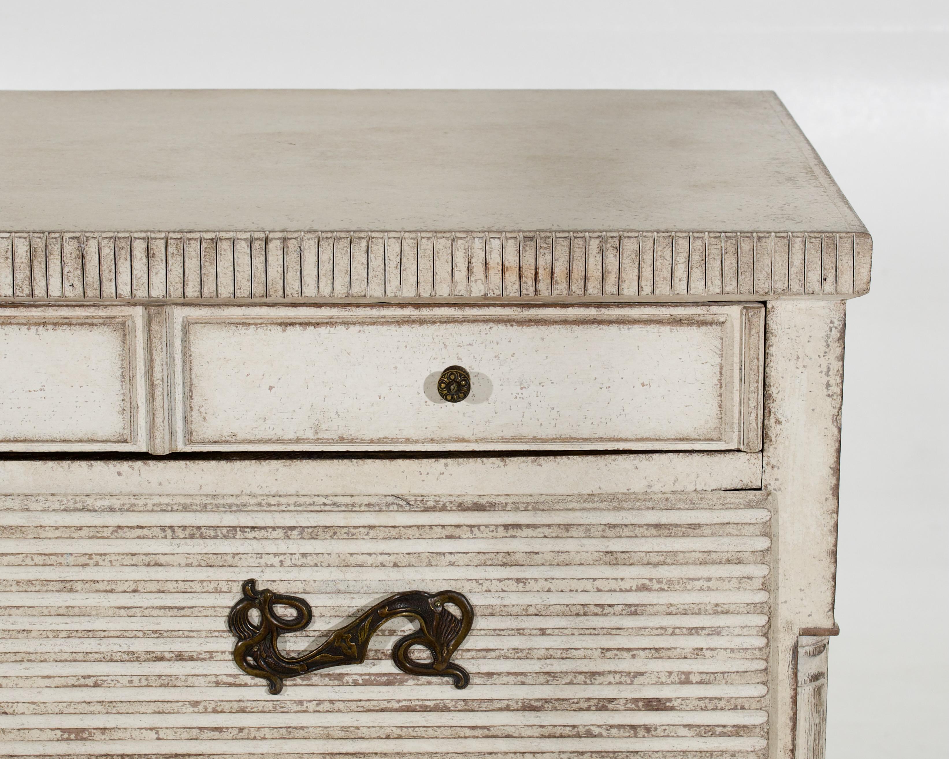 Fine Swedish chest with five drawers, beautiful carvings, richly carved. Original hardware, circa 1790 - 1810.