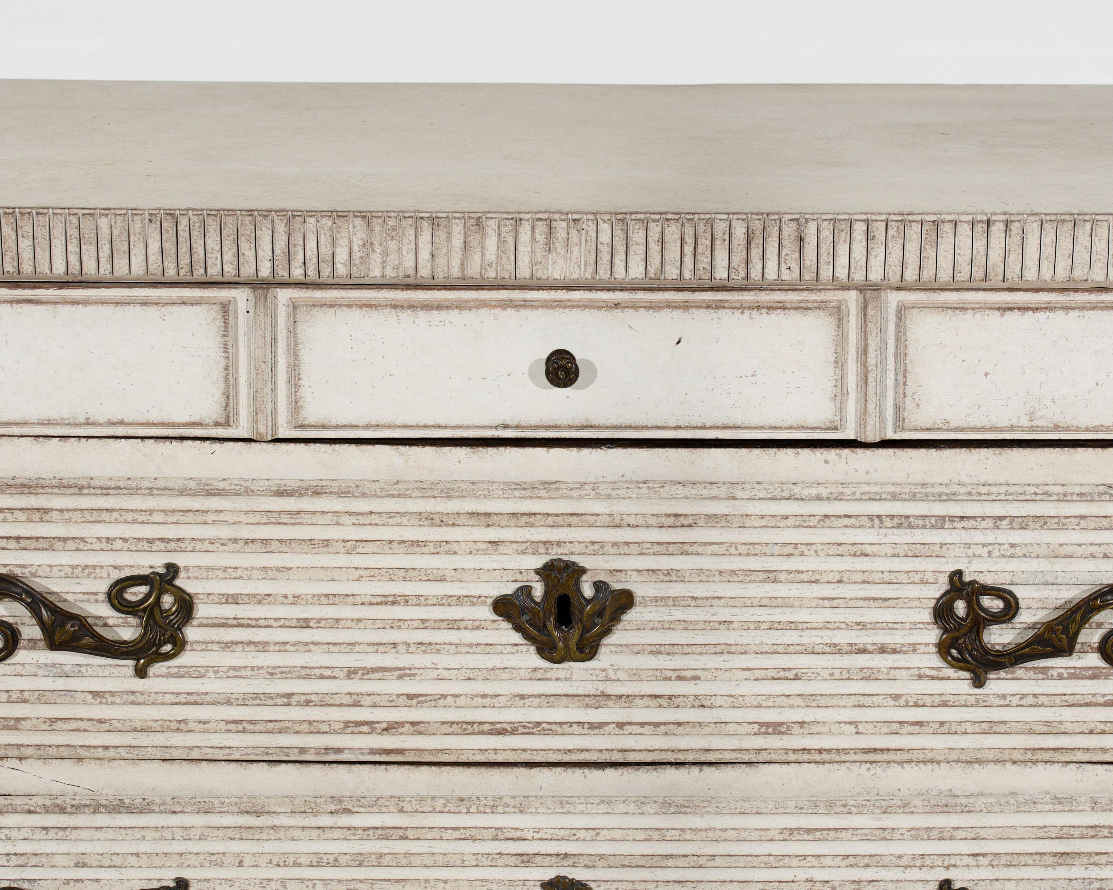 Belle commode suédoise avec tiroirs, datant d'environ 1790 Bon état - En vente à Aalsgaarde, DK