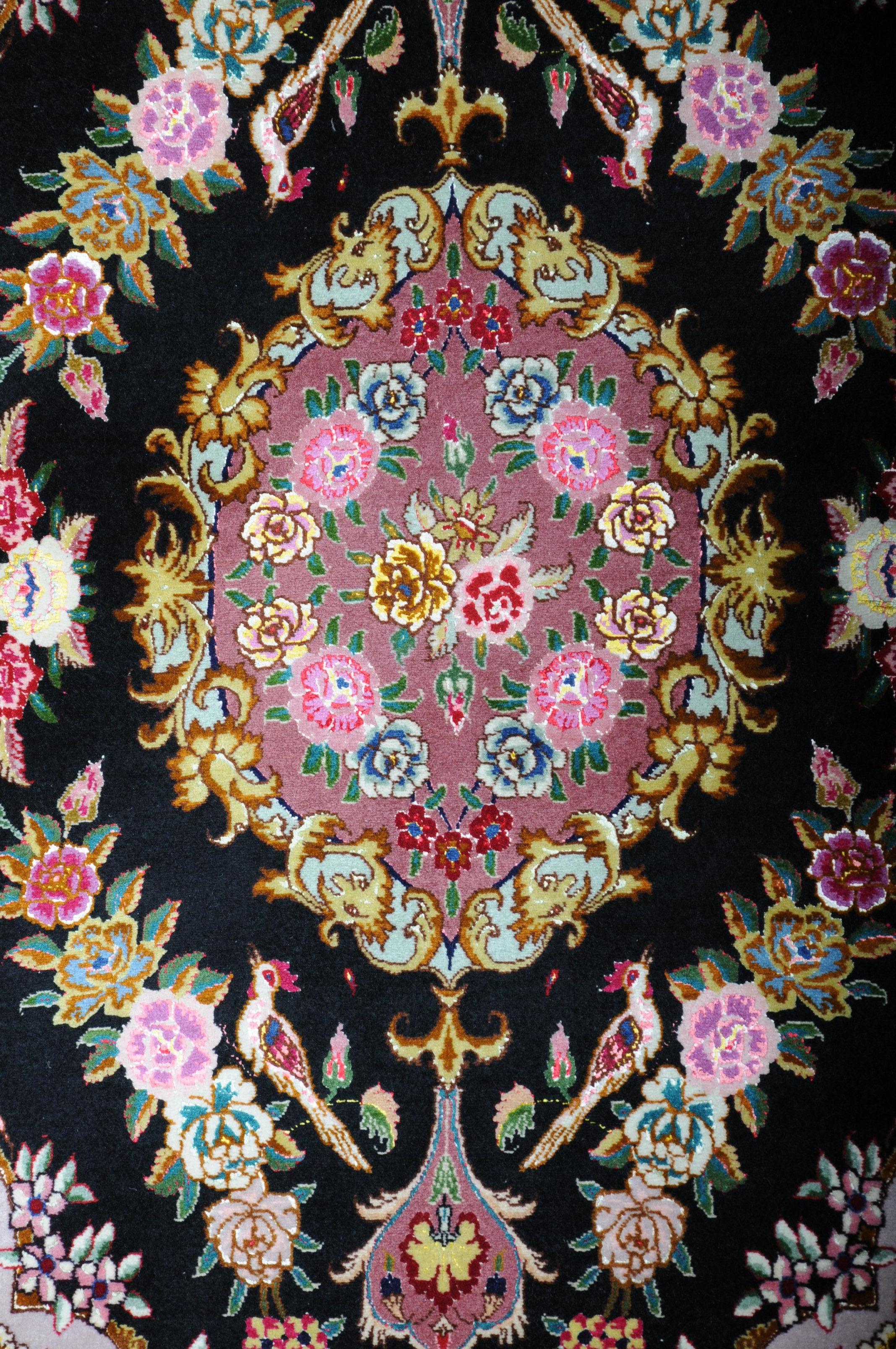 Feine Korkwolle aus Täbris mit Seide, um 1980. Maße: 167 x 102 cm

Fein gewebter Täbriz-Teppich mit Korkwolle und Seide. Symmetrisch strukturierte Dekore Ein Medaillon in der Mitte. Kürzlich professionell gereinigt mit Handwäsche

(Y-126).