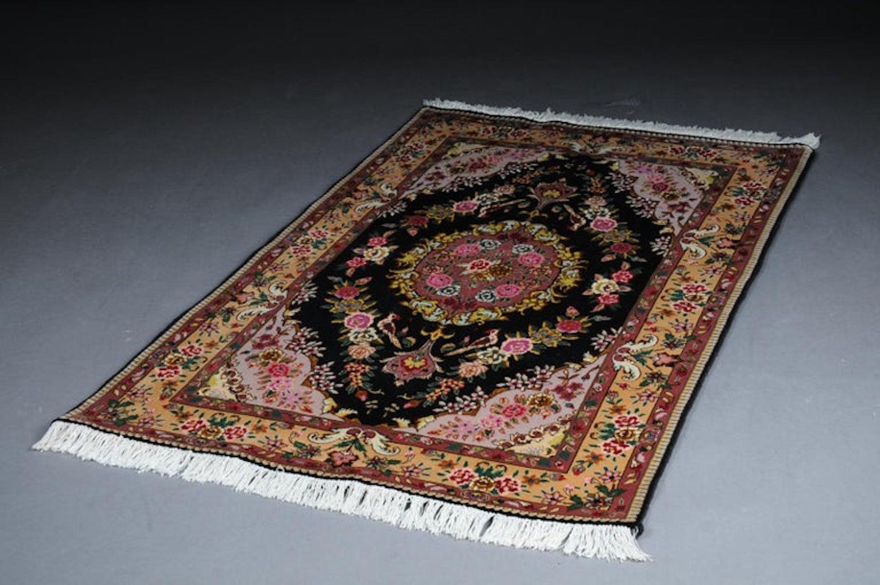 Fine lana di Tabriz con seta, circa 1980. Misure: 167 x 102 cm

Tappeto Tabriz finemente tessuto con lana di sughero e seta. Decori dalla struttura simmetrica Un medaglione al centro. Pulito professionalmente di recente con lavaggio a mano

(Y-126).