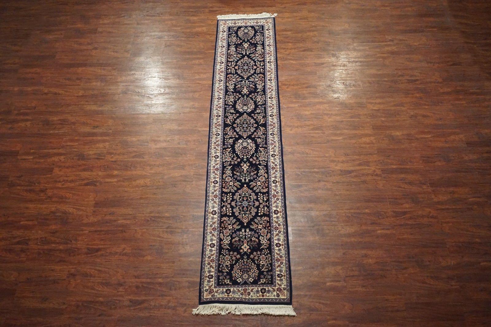 Vello di lana annodato a mano su una base di cotone.

Circa 2000

Dimensioni: 2'6