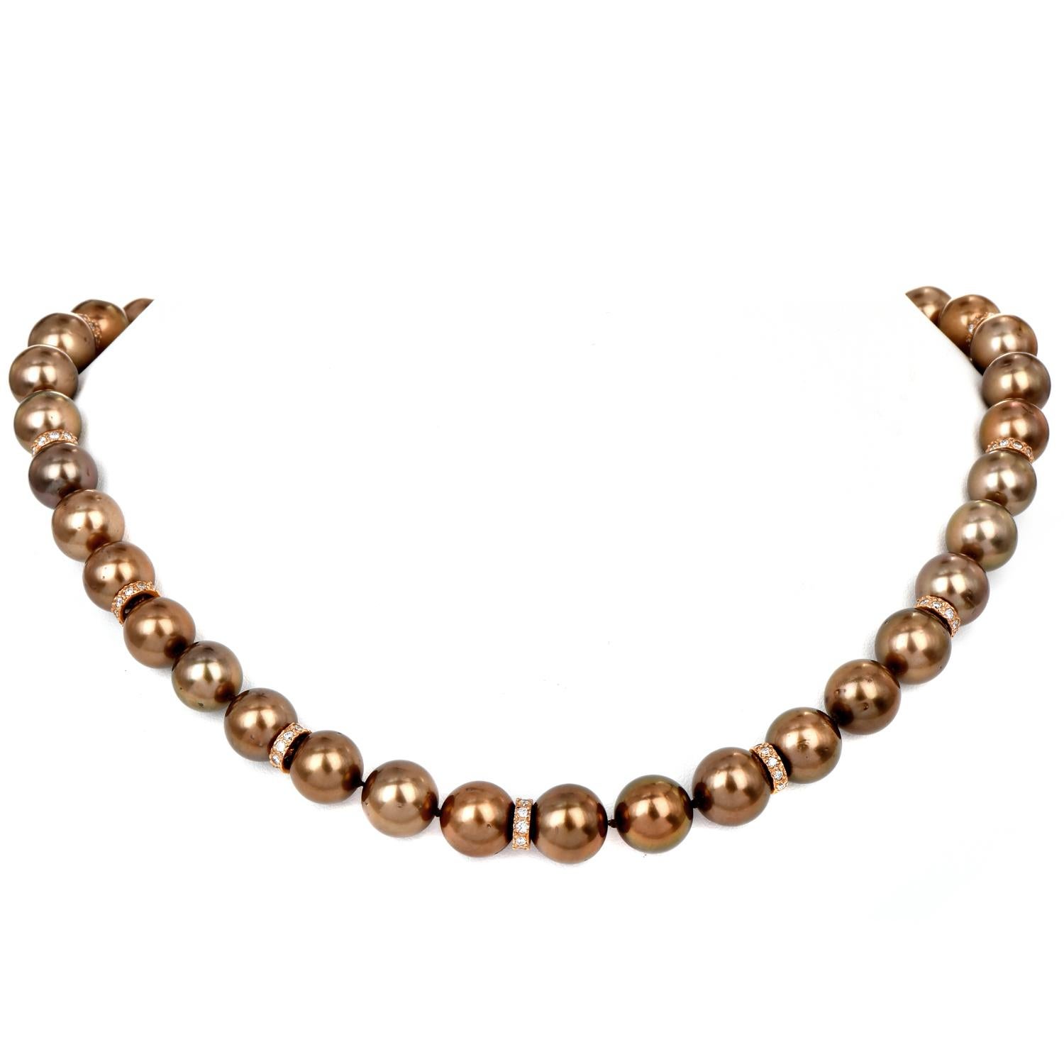 Schwelgen Sie in der Opulenz unserer braunen Tahiti-Perlenkette, einem wahren Meisterwerk der Juwelierkunst. Die Halskette besteht aus 10 Gliedern aus 18-karätigem Roségold, die alle 3 Perlen mit Diamanten akzentuiert sind, wodurch ein exquisites