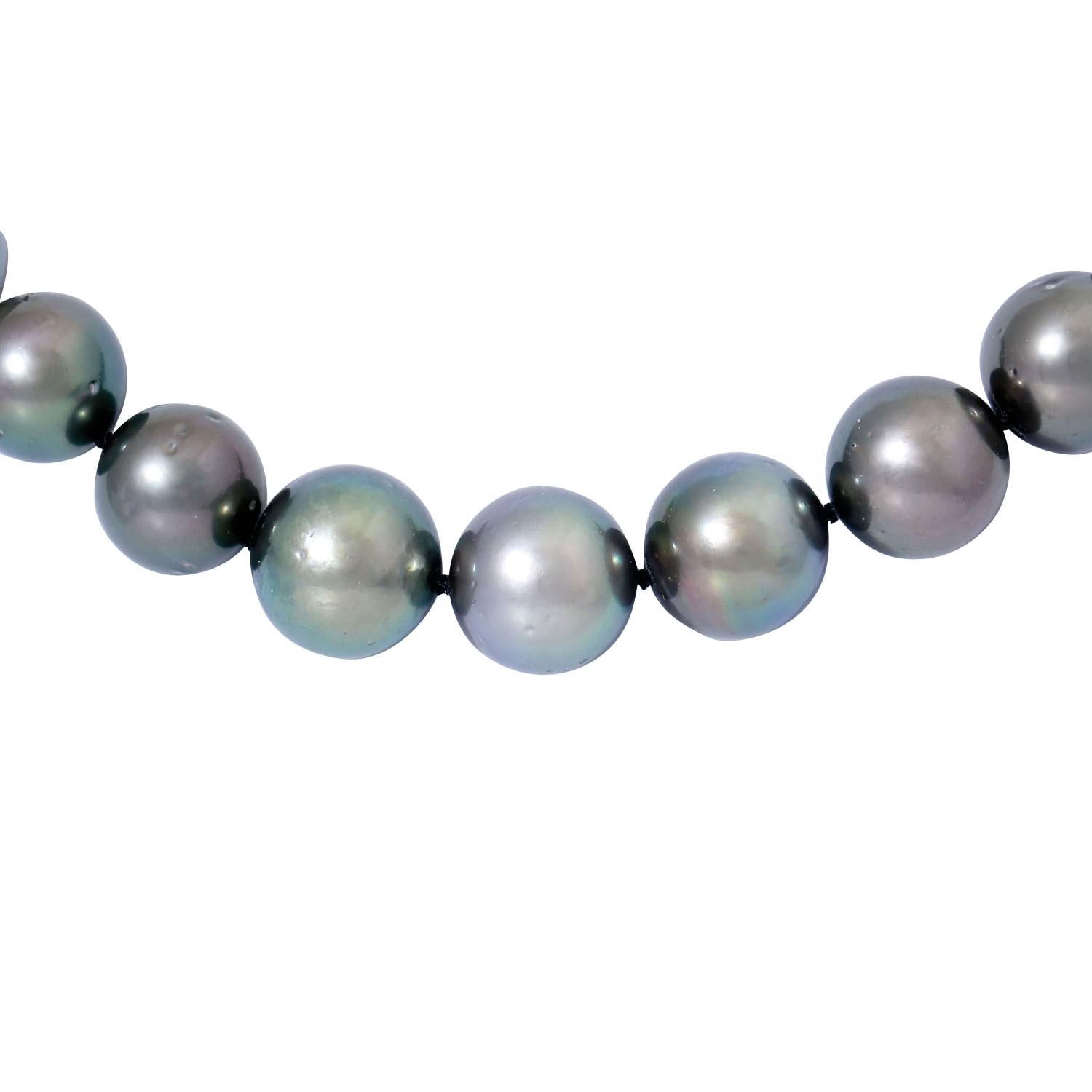 33 Tahitian cultured pearls, clasp set with 216 brilliant-cut diamonds total approx. 4.36ct FW (G)/SI, WG 18K, 9.6g, L: variable from 43-45cm, 1 Tahitian cultured pearl as a bayonet clasp to change. 21st century, like new.

 Tahitian pearl necklace,