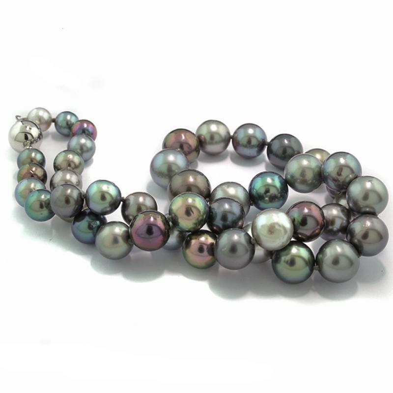 Pearl necklace with 43 cultured Tahitian pearls, size: approx. 7.7 to 11.8 mm in a gentle gradient, multicolor: silver, silver-gray, gray, anthracite, bronze-violet, green-blue and deep pink, hues in silver and green-blue. Strong shiny luster,