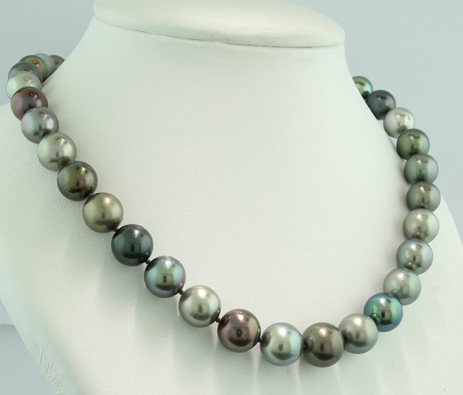 Fine Tahitian Pearl Necklace Multicolor Strong Lustre White Gold Clasp In New Condition For Sale In München, DE
