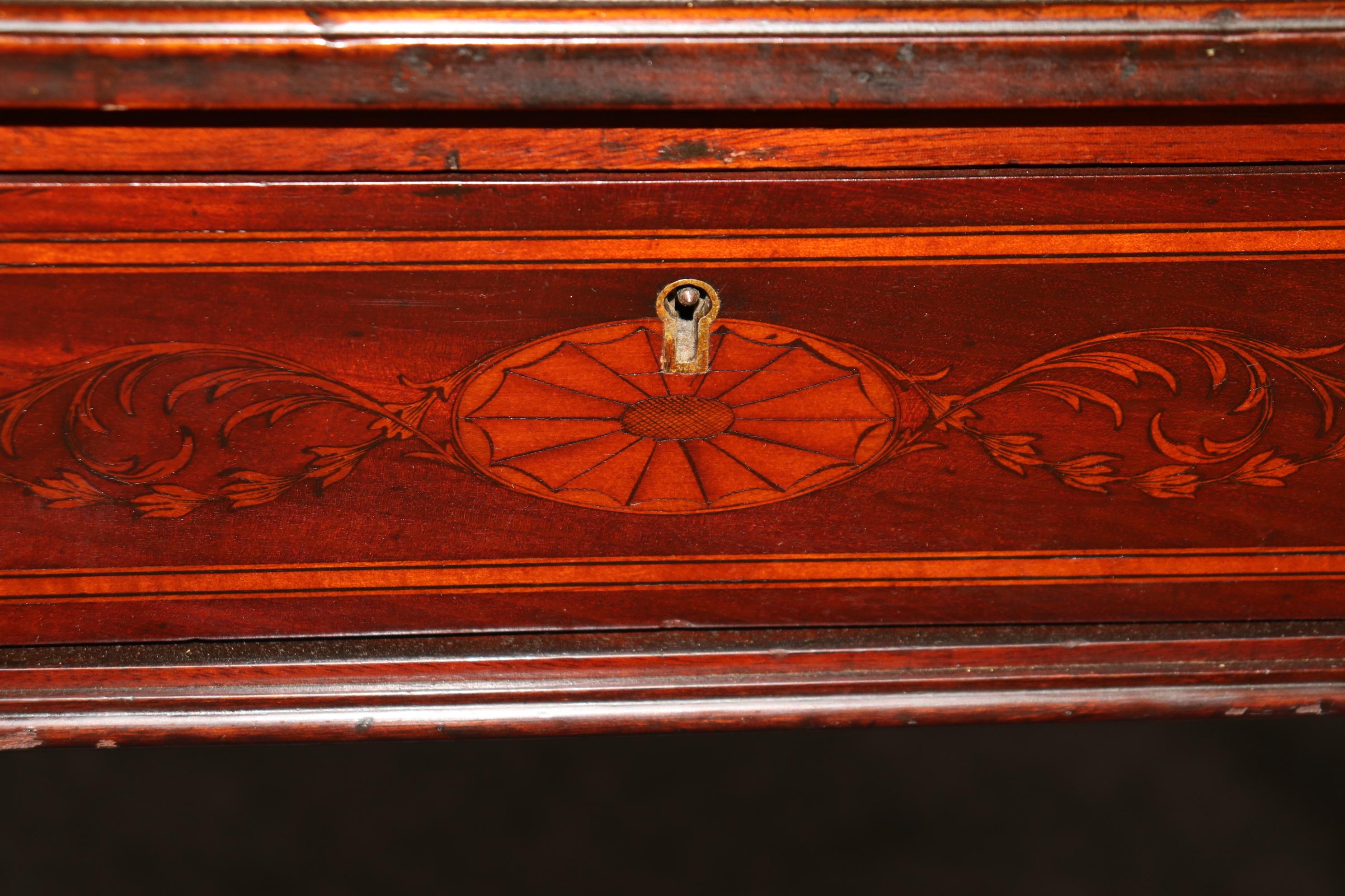 Grand bureau secrétaire deux pièces en acajou foncé marqueté Carlton House anglais en vente 10
