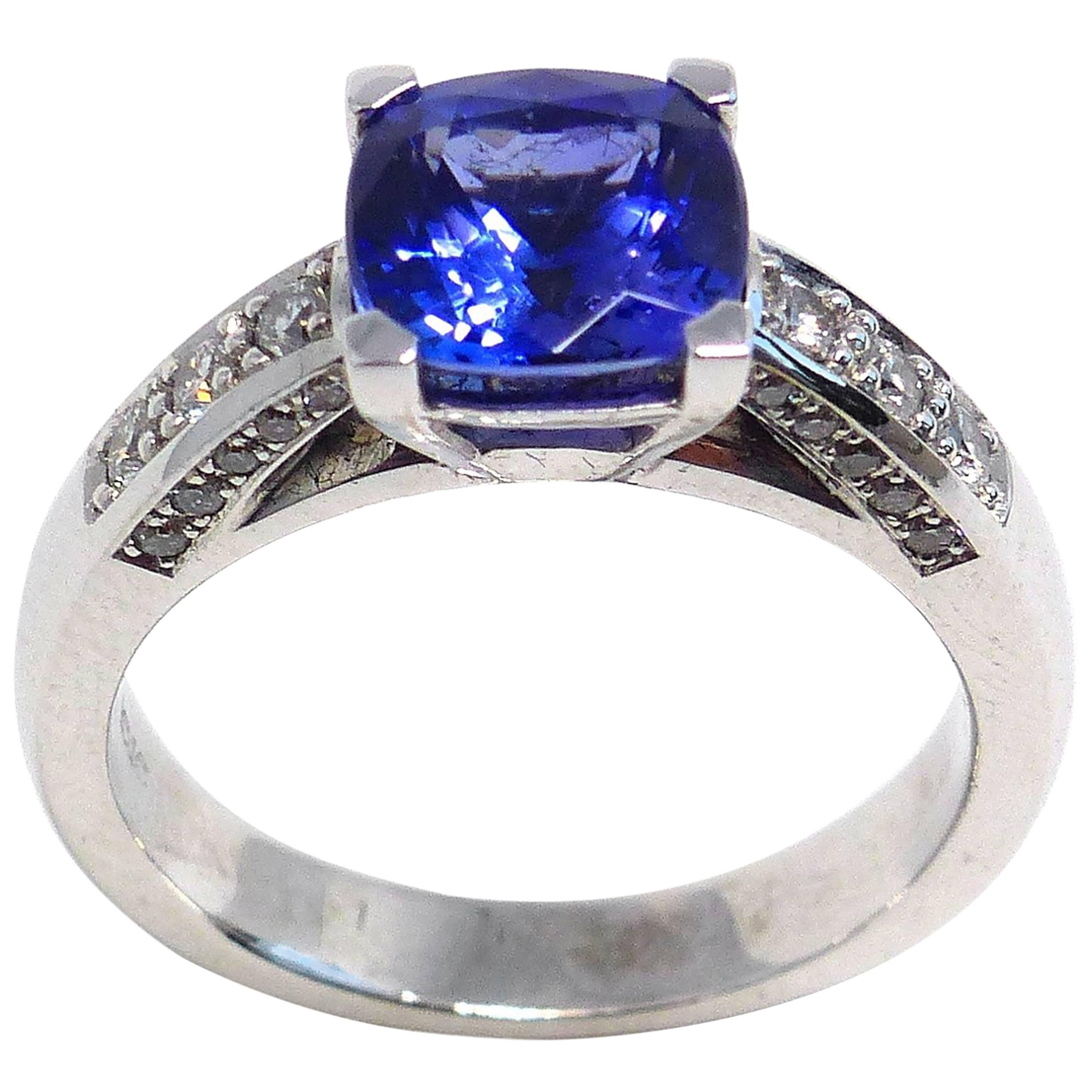 Bague en or blanc avec 1 tanzanite et diamants. en vente