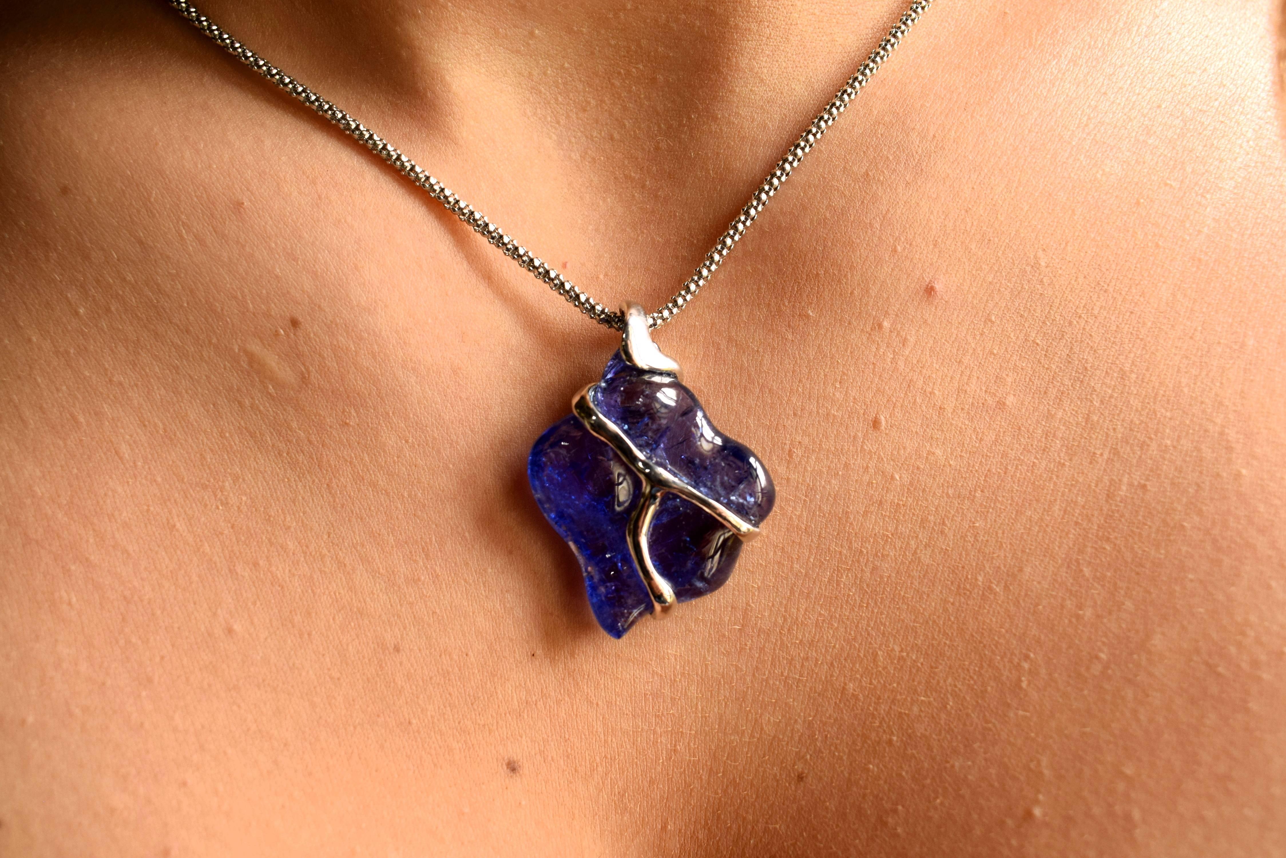 Taglio misto Ciondolo in oro bianco con 1 tanzanite Forma libera. in vendita