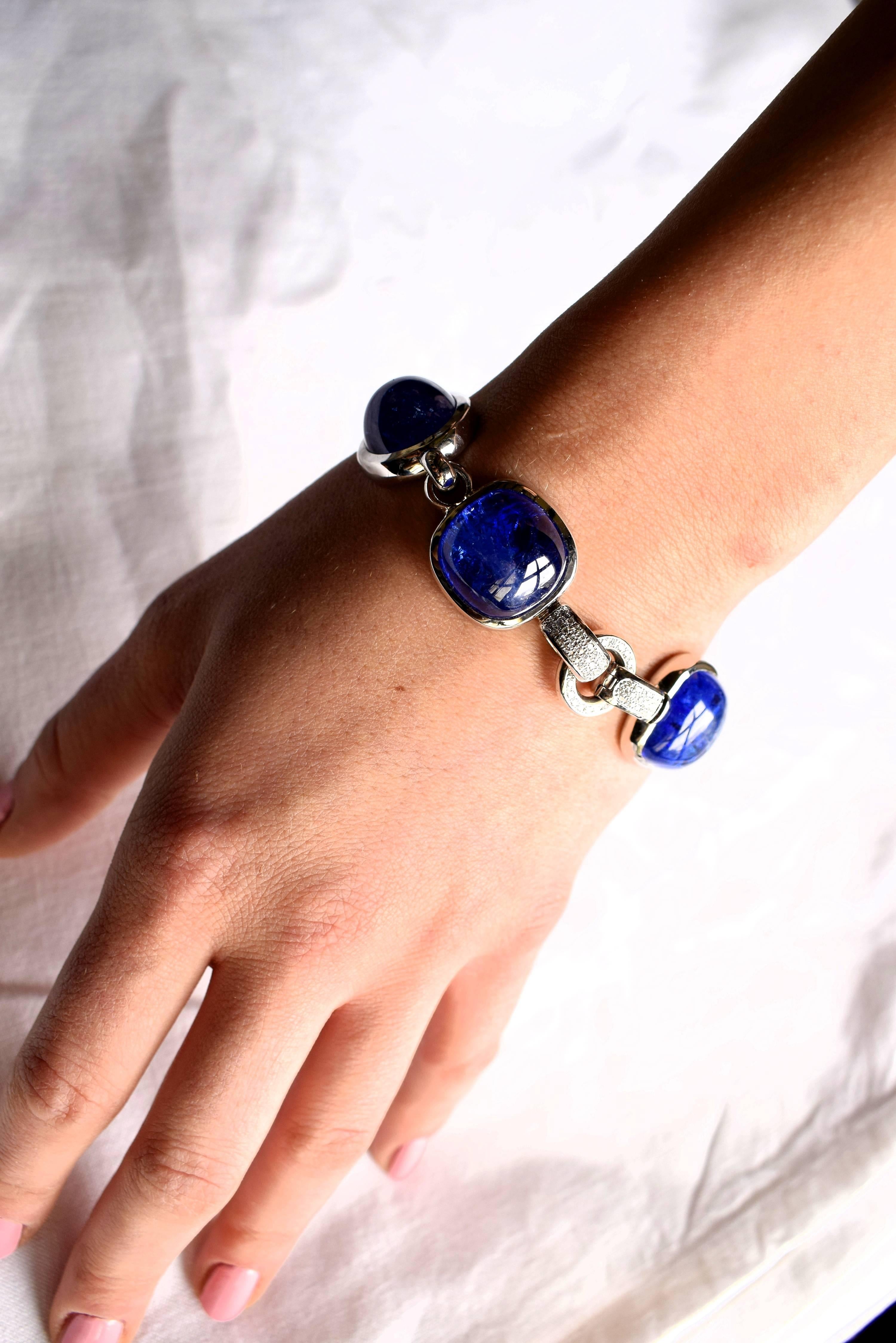 Bracelet in White Gold with 6 Tanzanite Cabouchons and Diamonds. In New Condition For Sale In Idar-Oberstein, DE