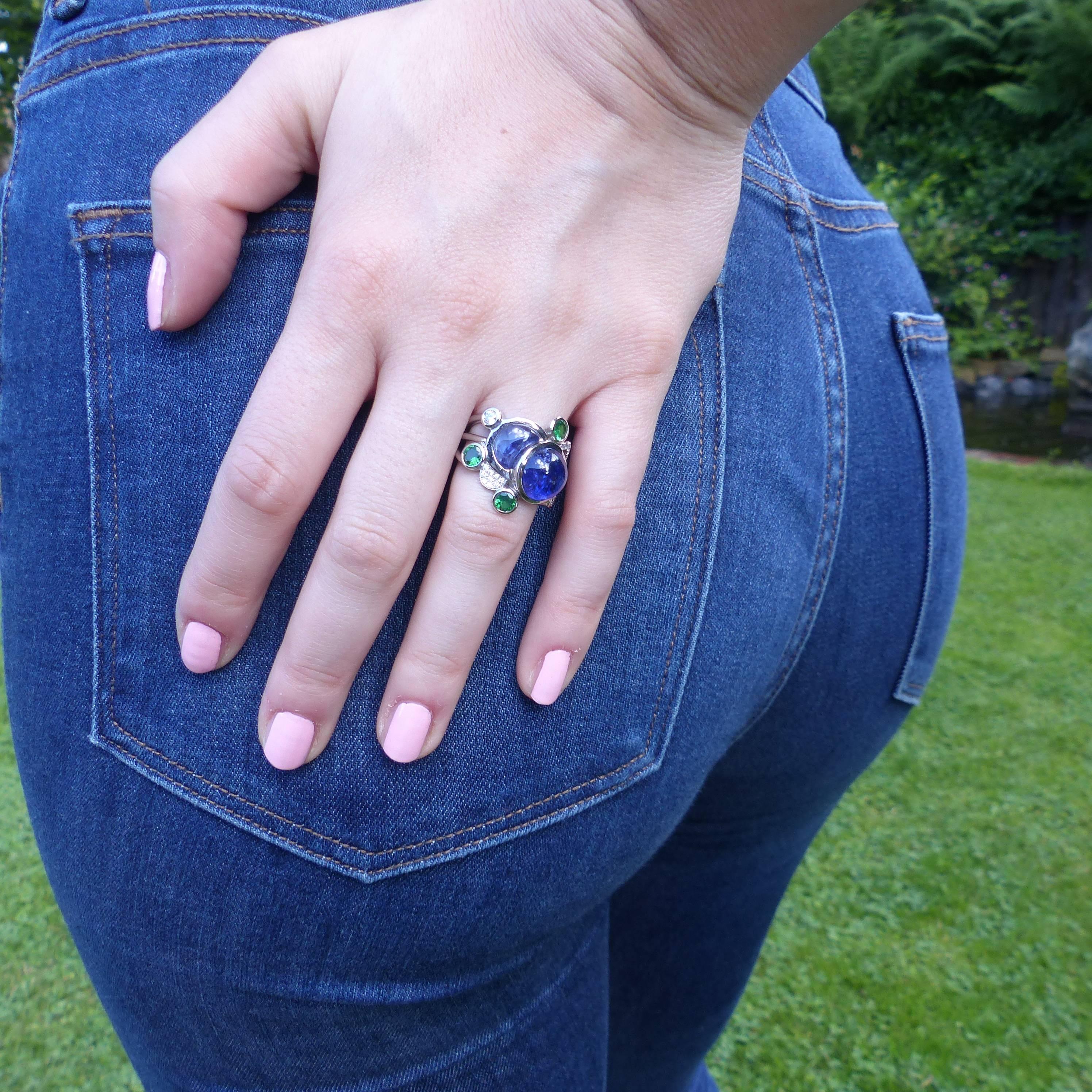 Ring in White Gold with Tanzanites and Tsavorites and Diamonds. In New Condition For Sale In Idar-Oberstein, DE
