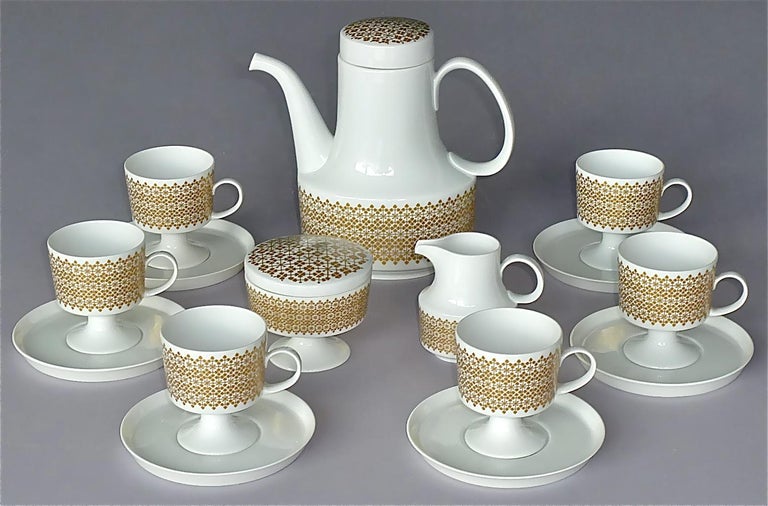 Rosenthal-Couchtisch und Espresso-Teeservice aus vergoldetem weißem Porzellan von Tapio Wirkkala, 1960er Jahre im Angebot bei 1stDibs Deutschland
