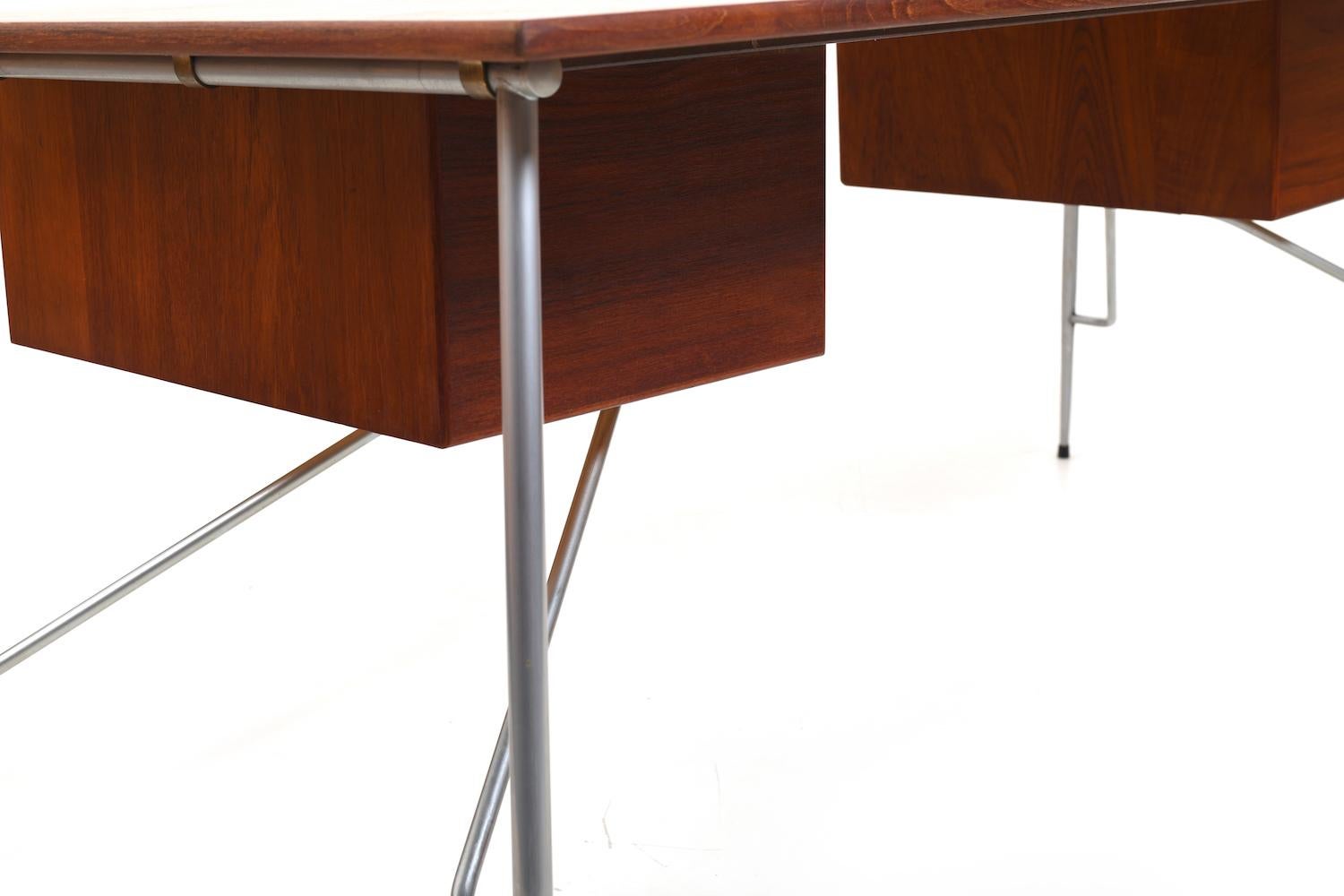 Fine Teak Desk Mod.202 by Børge Mogensen for Søborg Møbler 1953 For Sale 4