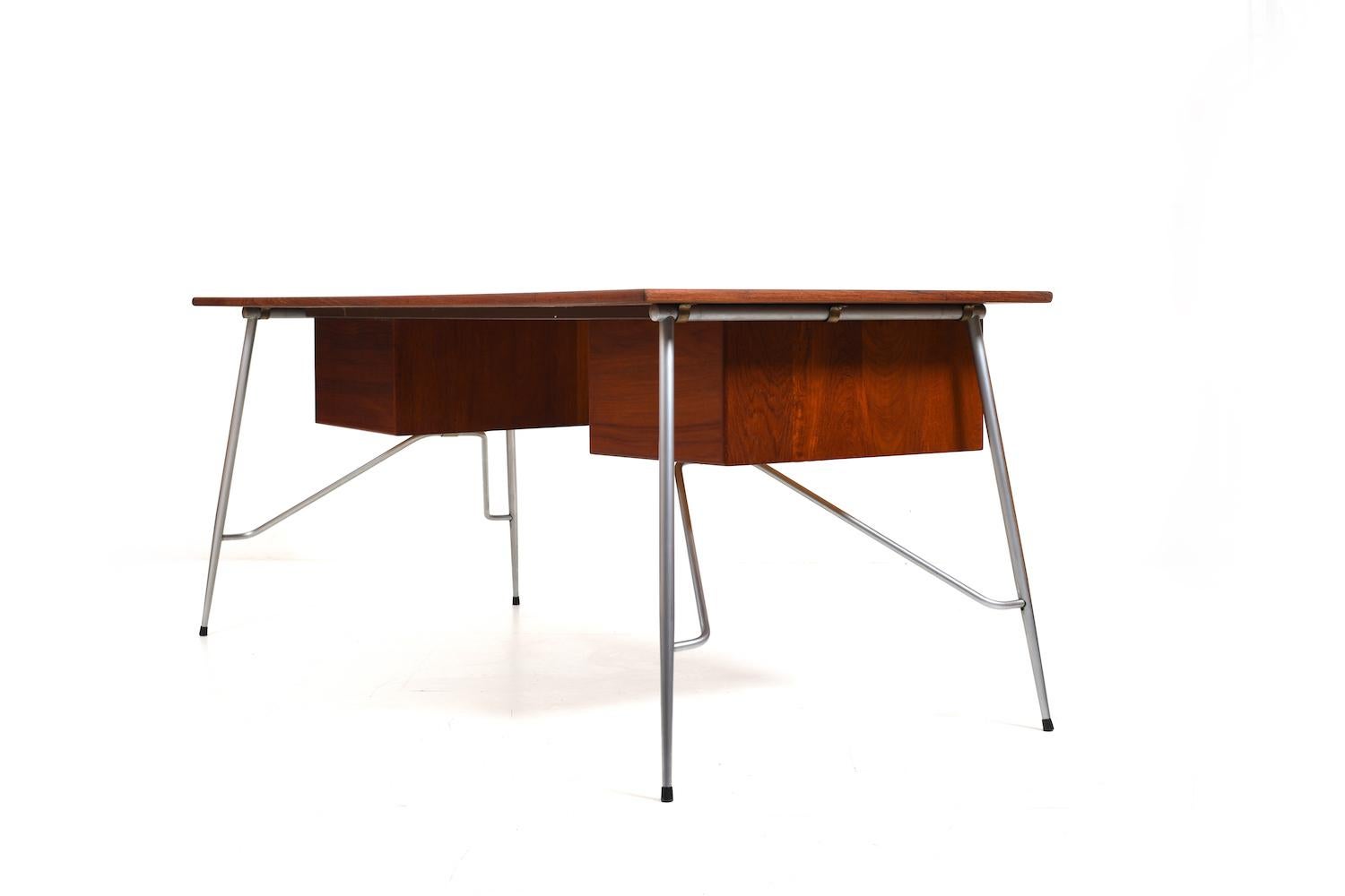 Fine Teak Desk Mod.202 by Børge Mogensen for Søborg Møbler 1953 For Sale 5
