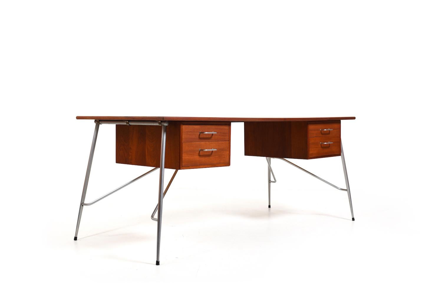 Fine Teak Desk Mod.202 by Børge Mogensen for Søborg Møbler 1953 For Sale 6