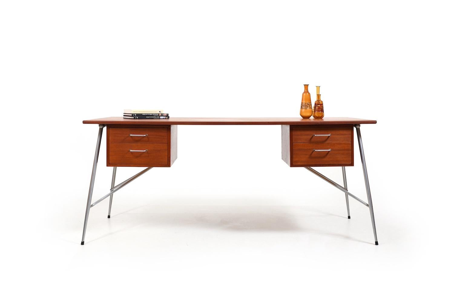 Freestanding teak desk, mod. 202 by Børge Mogensen for Søborg Møbler Denmark 1953. Elegant shape with fine steel frame and 4 drawers. Beautiful selected teak. Produced 1950s.