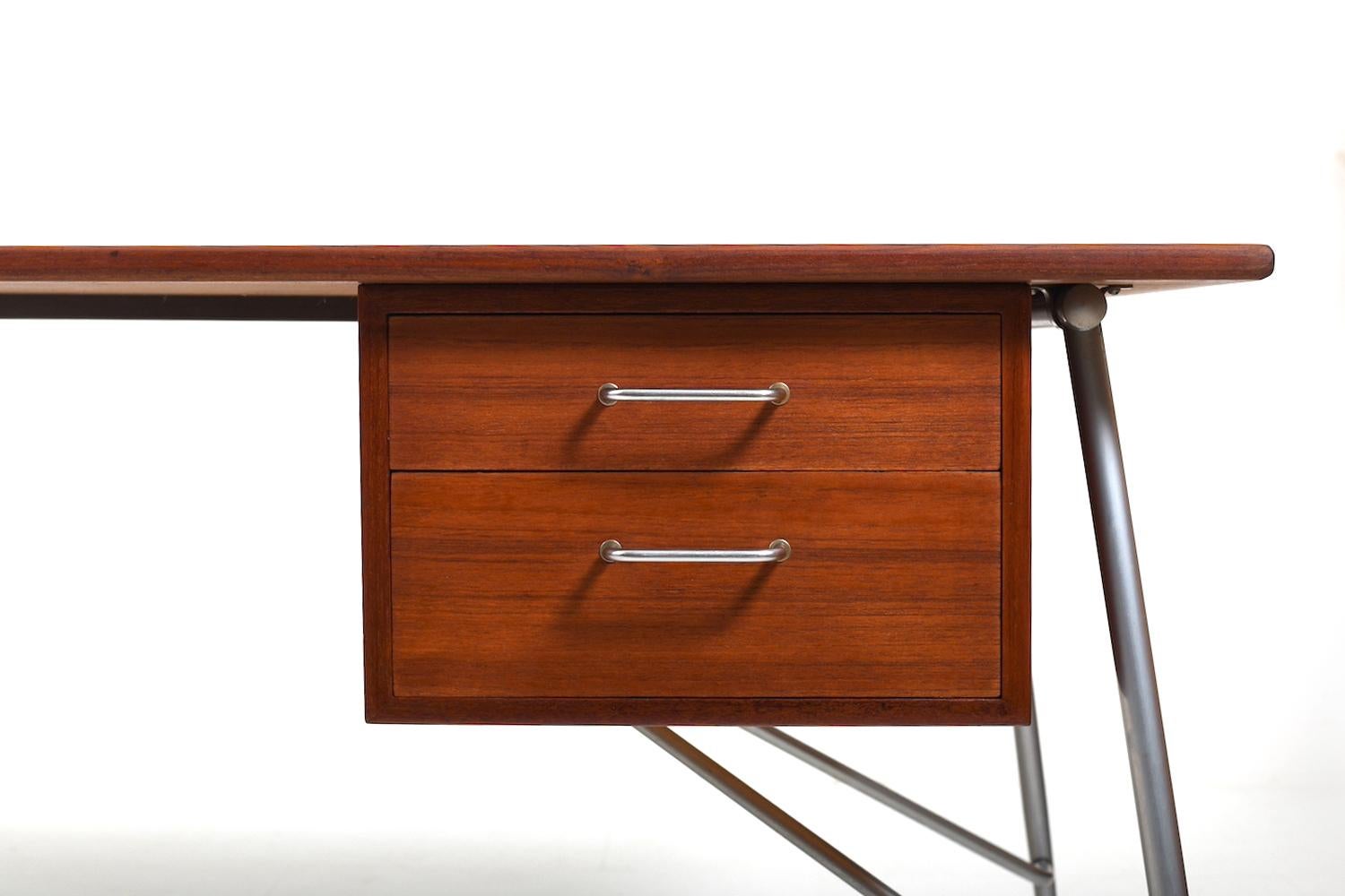 Fine Teak Desk Mod.202 by Børge Mogensen for Søborg Møbler 1953 In Good Condition For Sale In Handewitt, DE