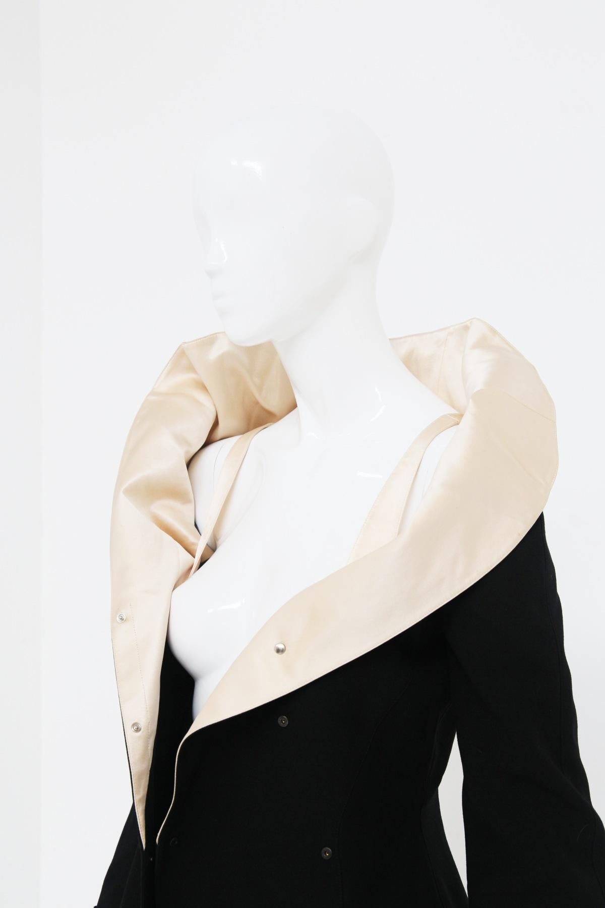 Fine Thierry Mugler Vintage Tailleur in Pure Black Silk and Champagne 10