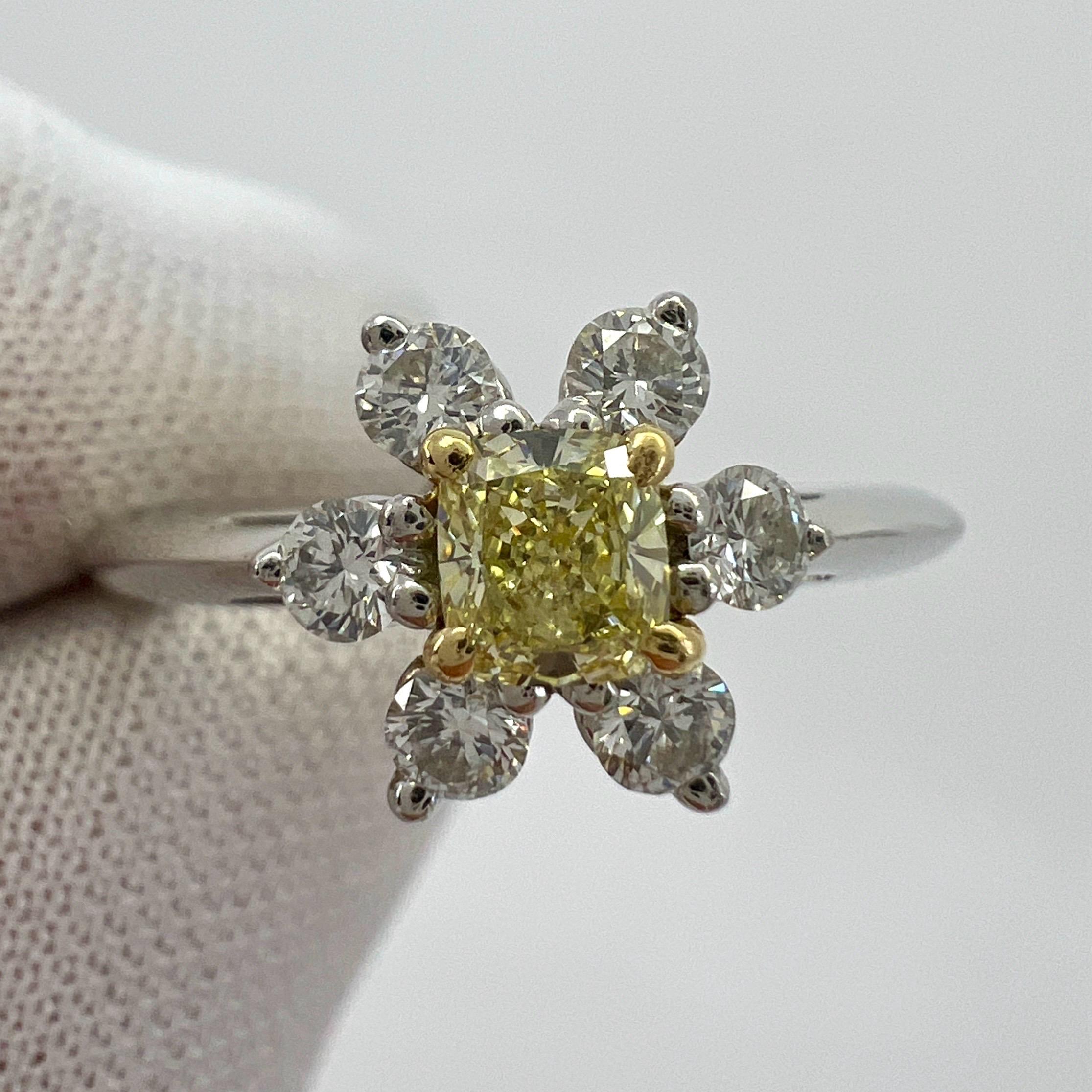 Fine Vintage Tiffany & Co. Bague à grappes de diamants jaunes et blancs en or 18k et platine.

Cette magnifique bague en métal mixte est sertie d'un diamant central de 0,25 carats de couleur jaune fantaisie et de taille coussin. 
Ce diamant a fait