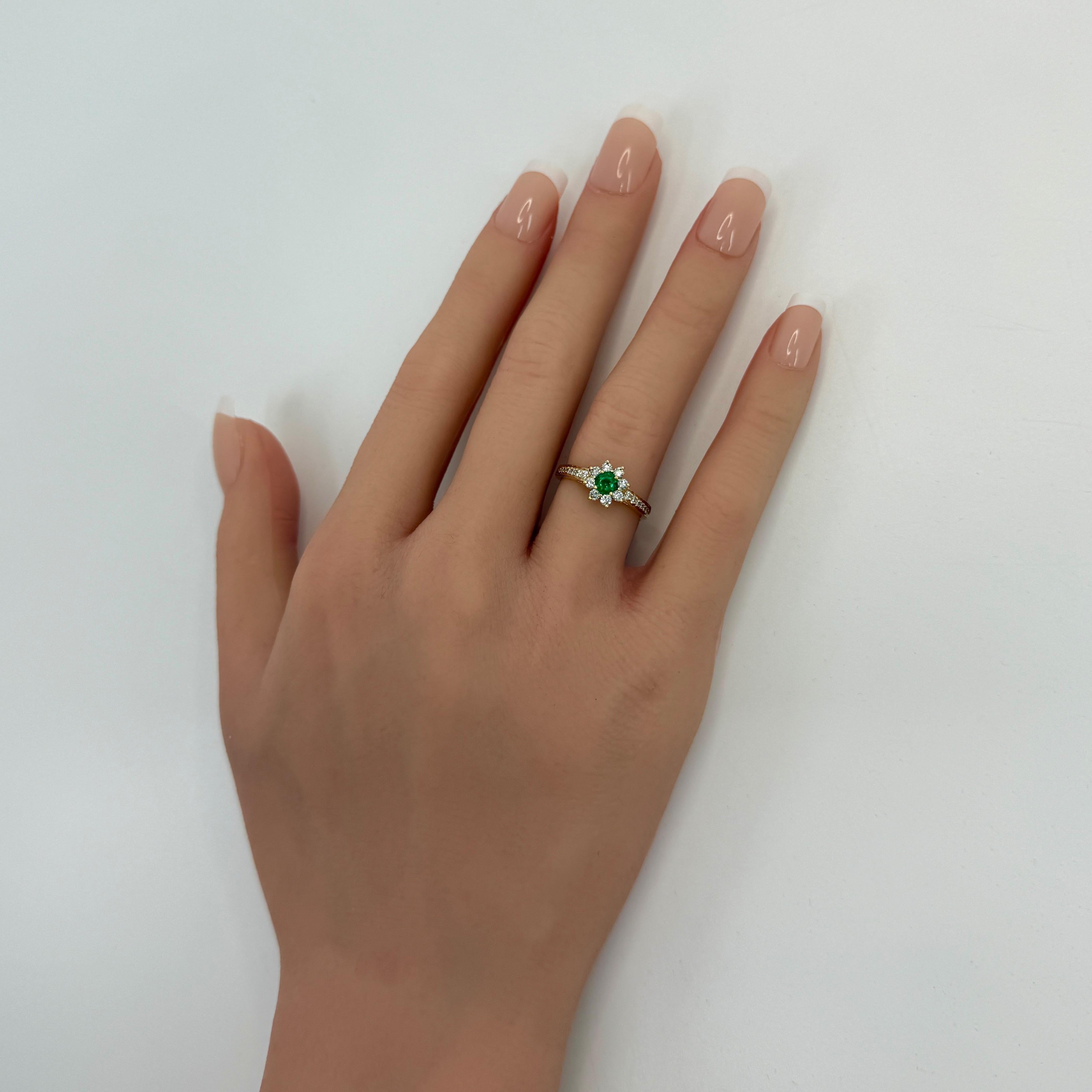 Fine Tiffany & Co. Round Emerald & Diamond Flower 18k Yellow Gold Cluster Ring For Sale 5