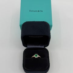 Schöne Tiffany & Co. Runder Smaragd & Diamant Blume 18k Gelbgold Cluster-Ring
