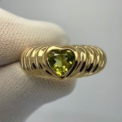 Fine Tiffany & Co. Anello a fascia in oro giallo 18k con peridoto verde vivo e taglio a cuore 49