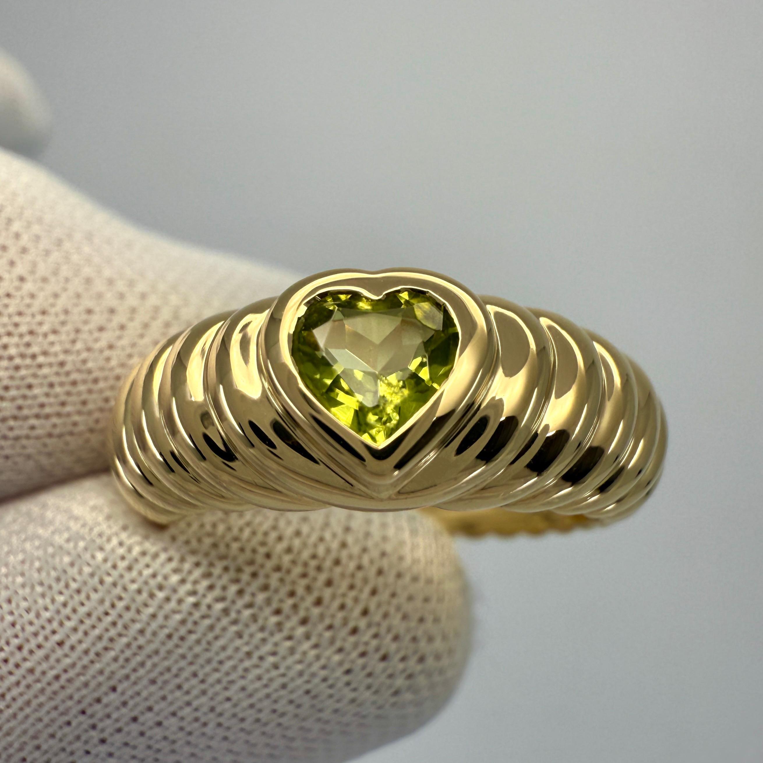 Fino Tiffany & Co. Anillo de oro amarillo de 18 quilates con peridoto verde vivo talla corazón 51 en venta 5