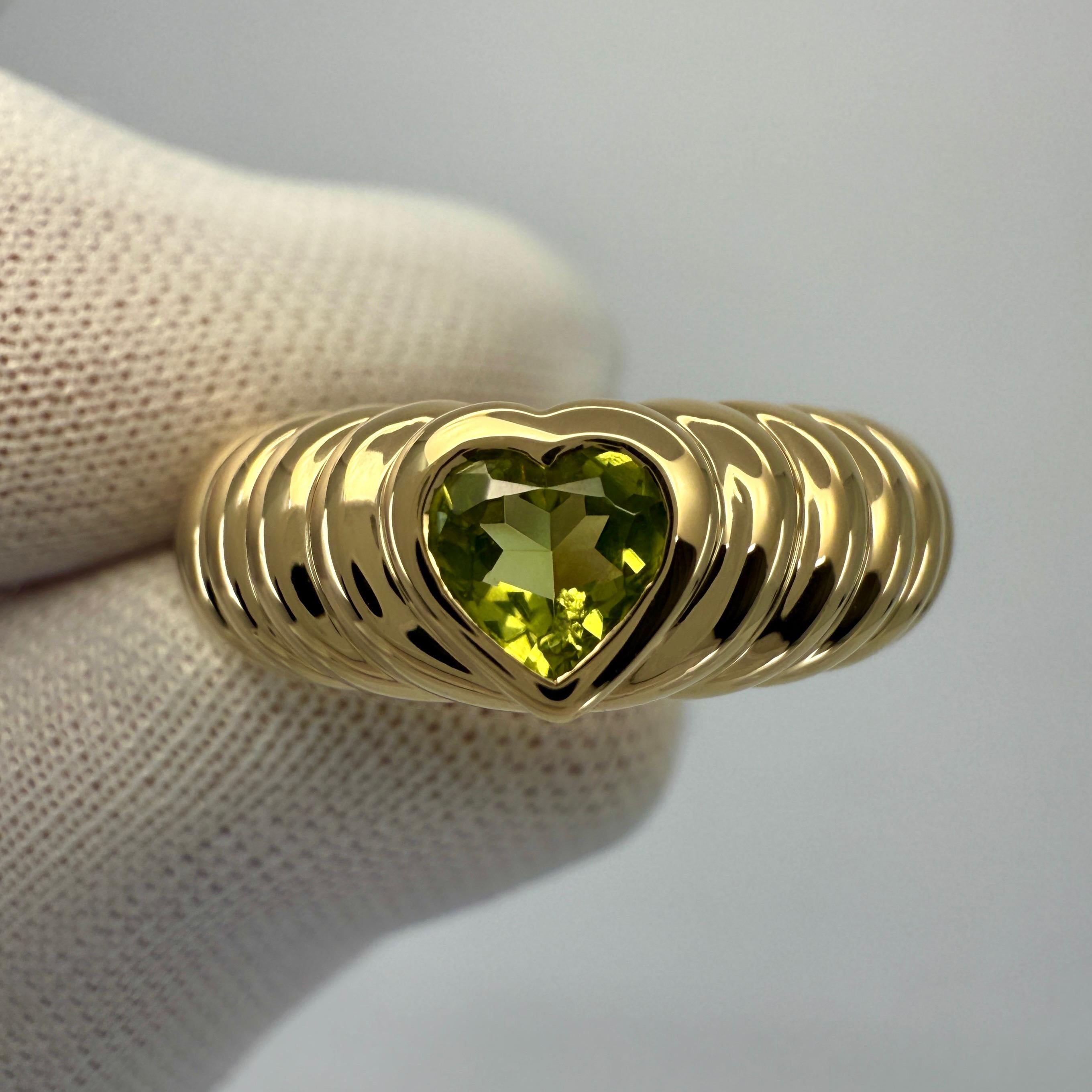Raro Tiffany & Co. Anillo de oro amarillo de 18 quilates con peridoto verde vivo talla corazón.

Un precioso anillo de oro amarillo engastado con un impresionante peridoto talla corazón de color verde amarillento vivo. Excelente color, claridad y