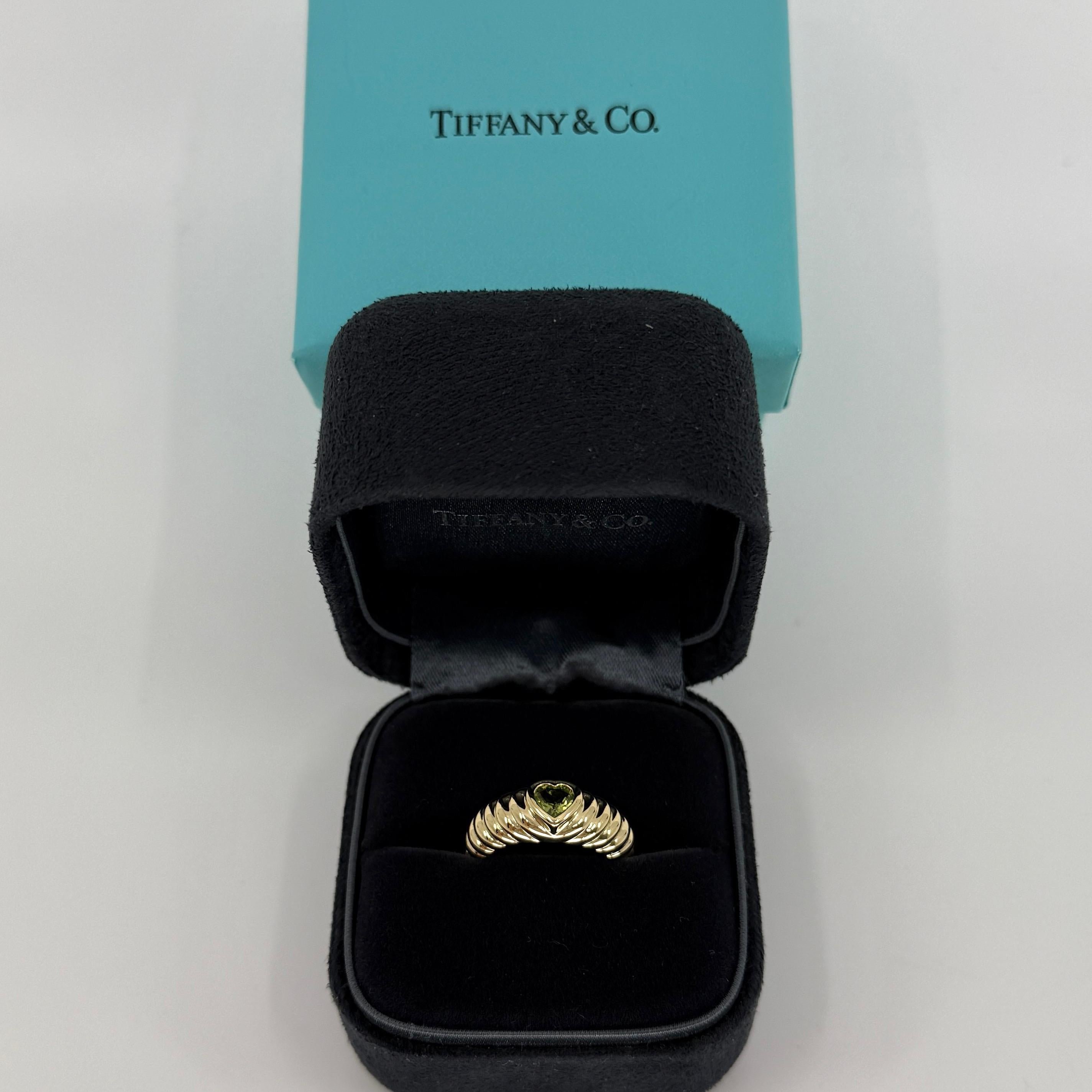 Fino Tiffany & Co. Anillo de oro amarillo de 18 quilates con peridoto verde vivo talla corazón 51 en Bueno estado para la venta en Birmingham, GB