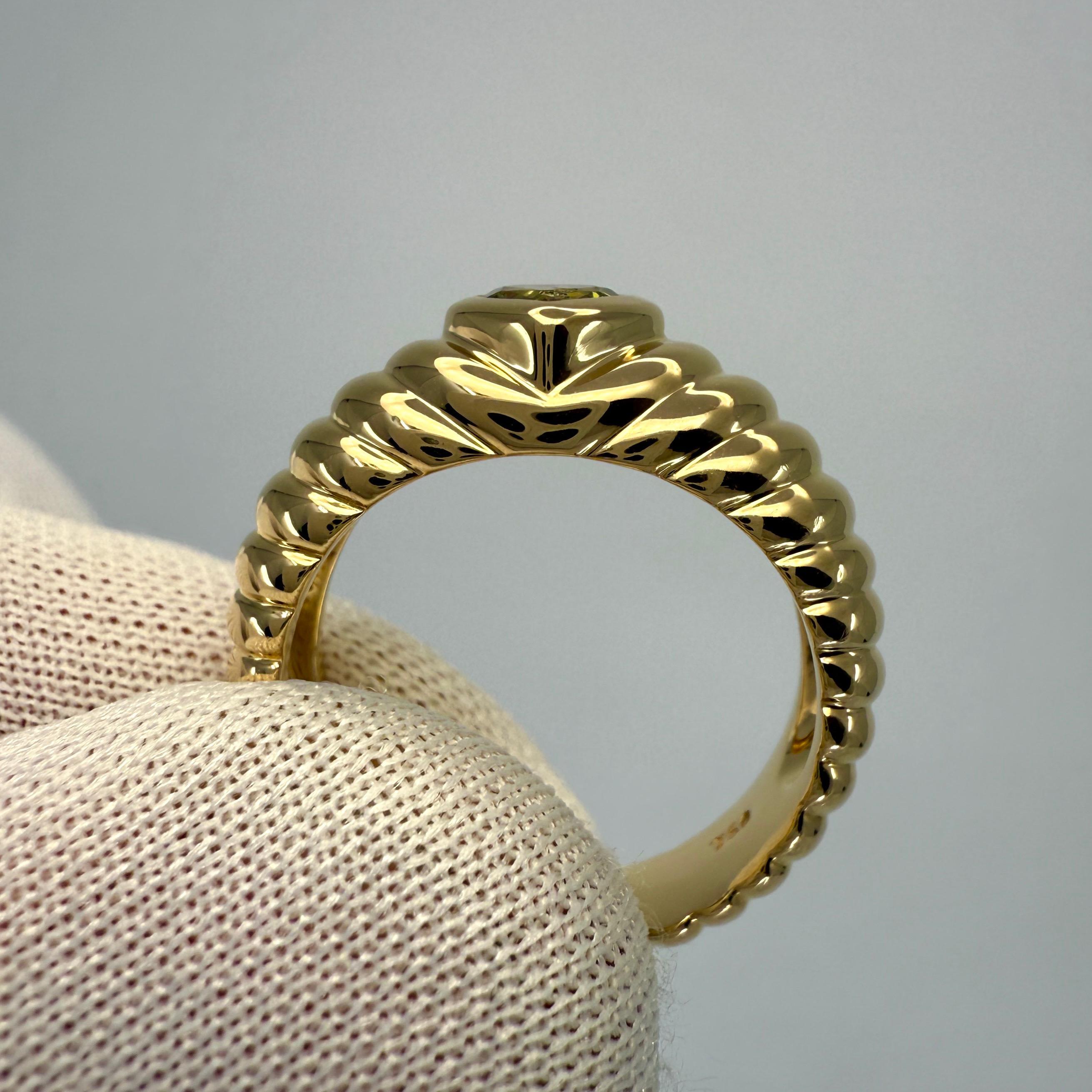 Fino Tiffany & Co. Anillo de oro amarillo de 18 quilates con peridoto verde vivo talla corazón 51 en venta 1